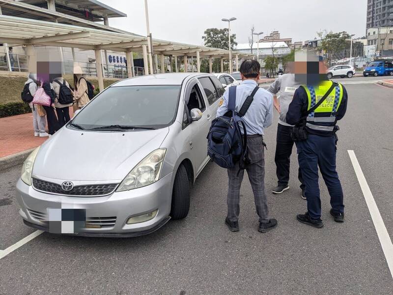 苗栗縣警方聯合苗栗監理站，積極取締白牌車違法營業。（翻攝照片）