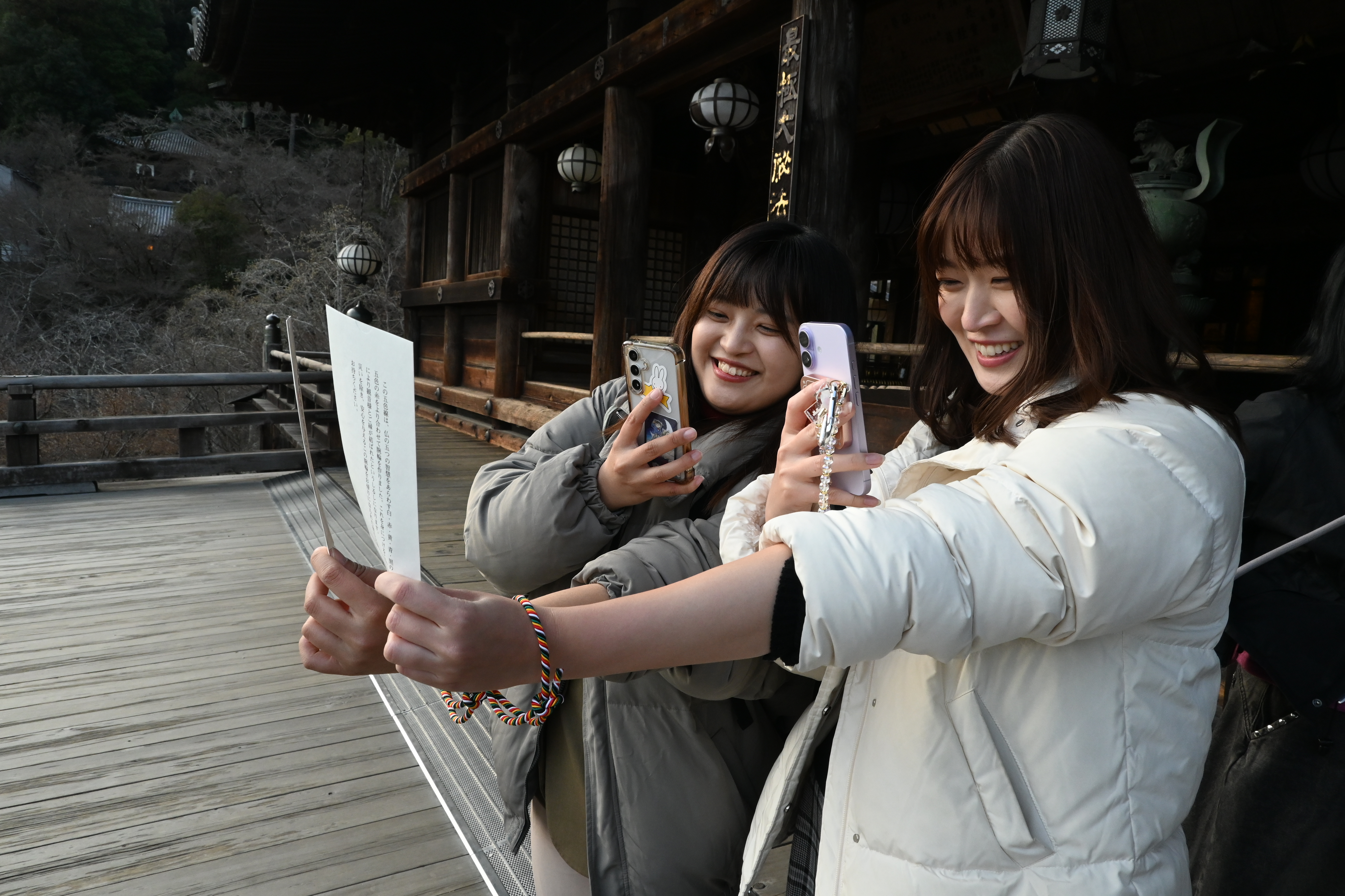 長谷寺很受女性遊客歡迎,與朋友一同結伴前來參拜、賞花拍照。