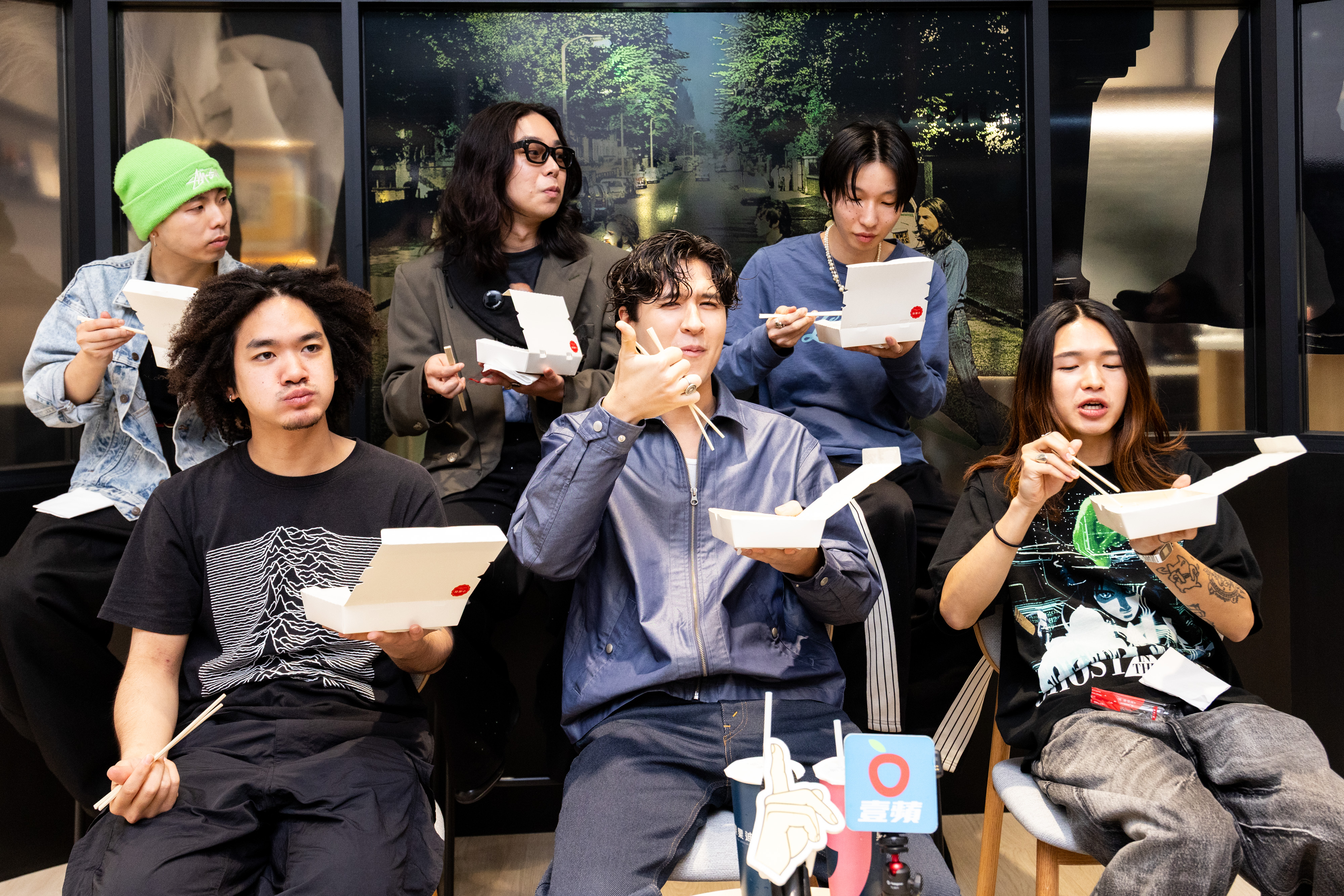 日本樂團Billyrrom受訪時大啖小籠包，直呼是人生第一次。