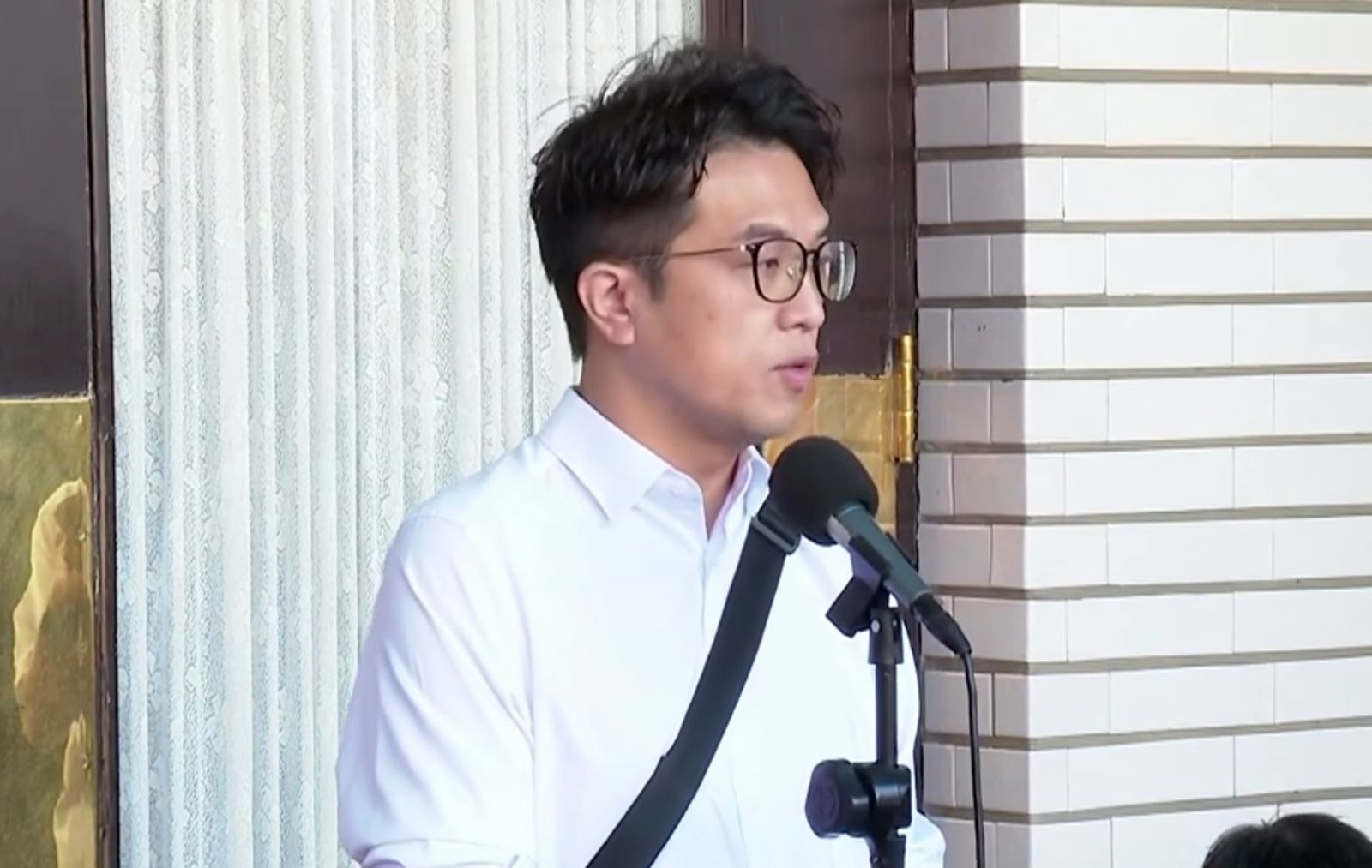 對於蔡康永昨日專訪的內容,沈伯洋今上午在立法院受訪表示,營造友善環境政府責無旁貸,他也會朝這個方向來努力。(鏡新聞)