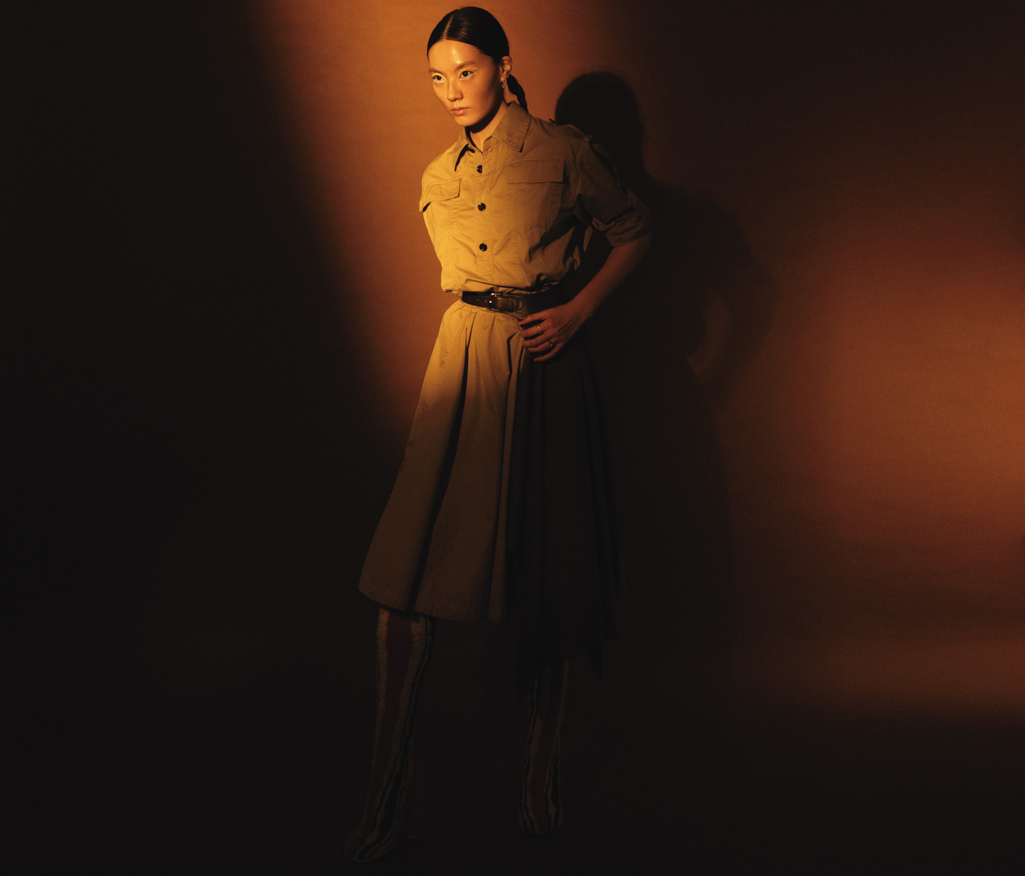 卡其色洋裝NT$93,300 by BOTTEGA VENETA ／棕色腰帶裙圍 價格店洽 by Loro Piana／TOMIC織紋長靴 價格店洽 by BOTTEGA VENETA／圓圈耳環 NT$3,590 by／Maje 金色戒指（上） NT$15,000、金色戒指（下） NT$14,000 by Dior