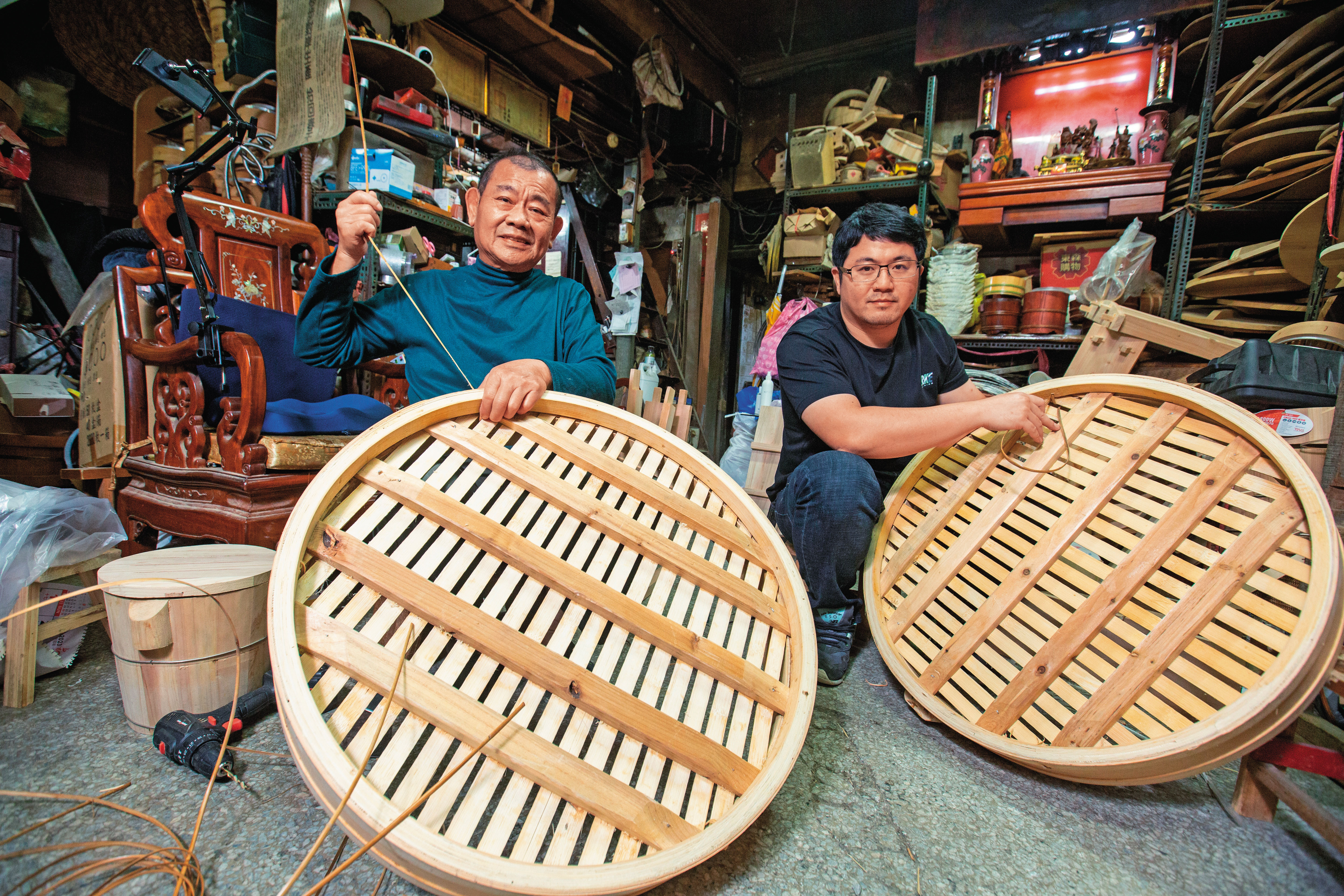 富山蒸籠第三代老闆蕭文清（左）與兒子蕭大為（右）繼承祖輩手藝，在萬華固守百年老店。