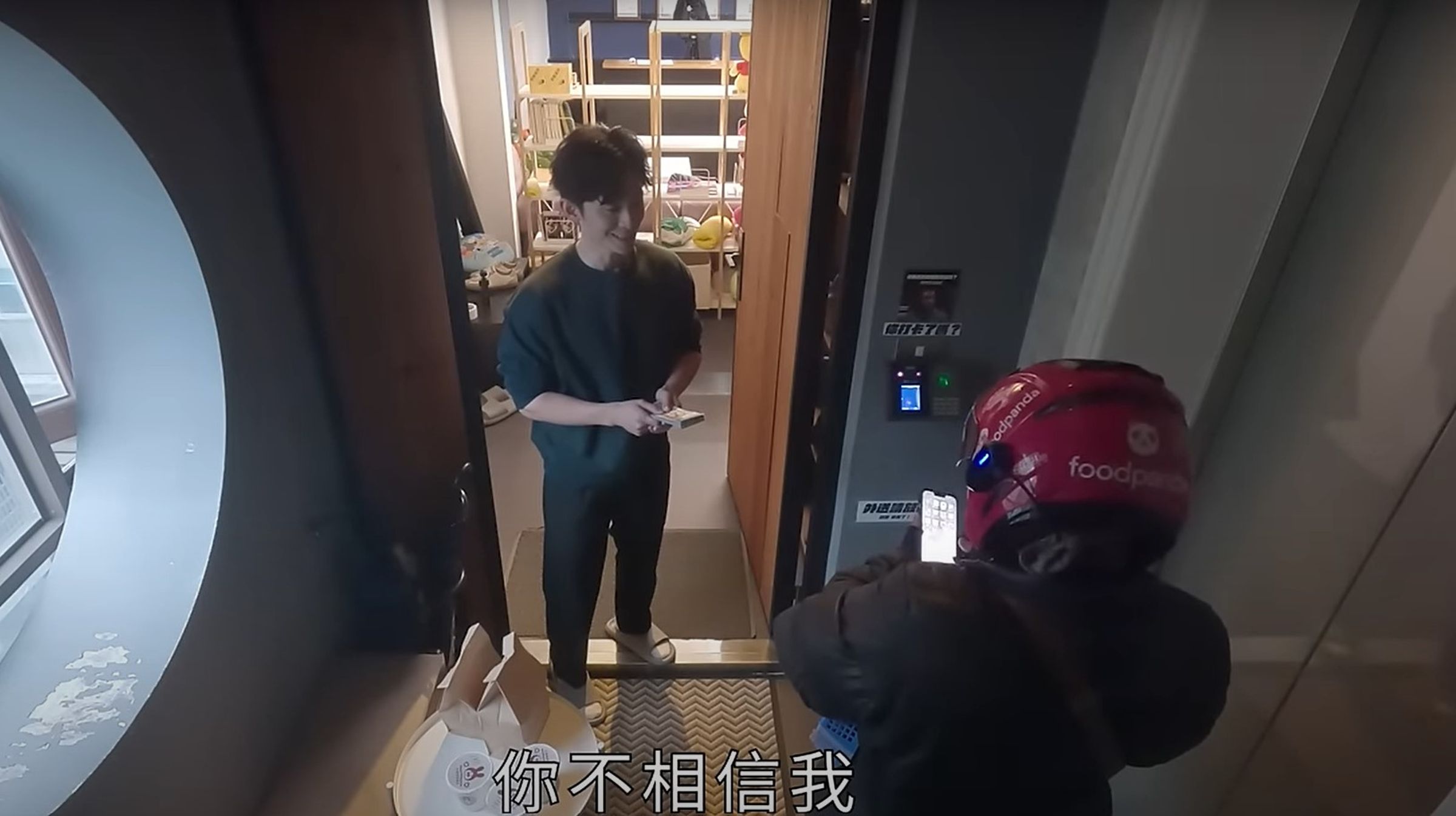 博恩日前遇到一名自稱前飛官的外送員,不過後來被戳破謊言。(翻攝自曾博恩YouTube頻道)