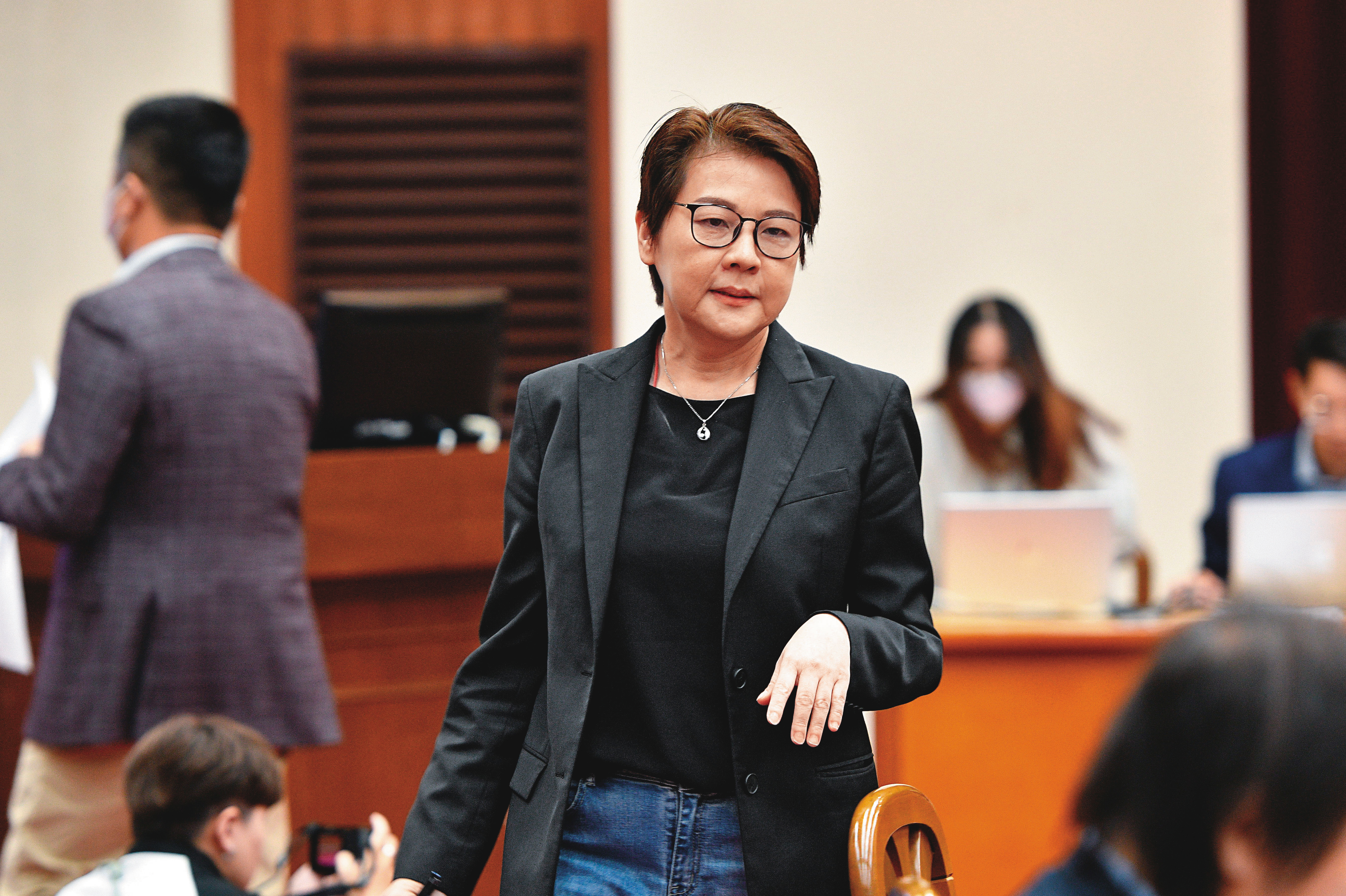 民眾黨立委黃珊珊被指在副市長任內與沈慶京會面，面臨遭約談。