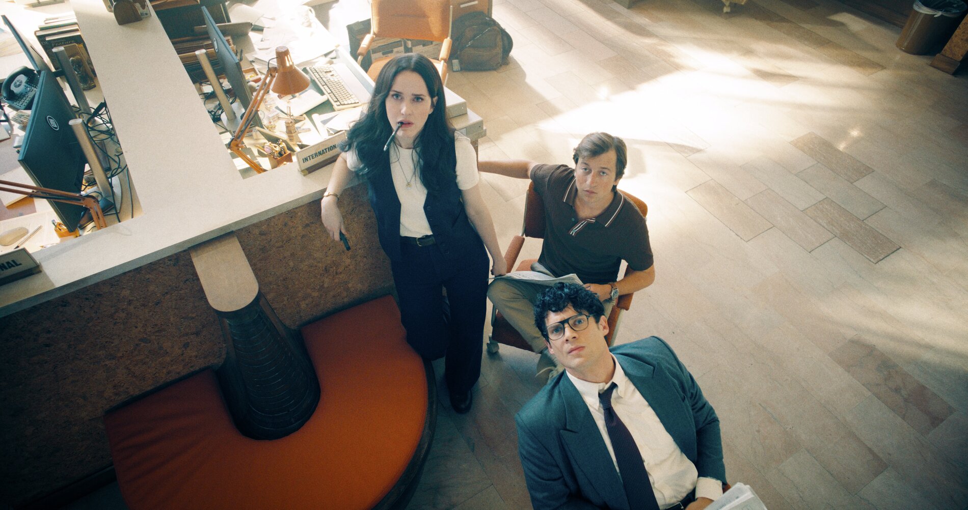 超人的另一個身分是記者克拉克肯特（下），與同事兼女友露意絲蓮恩（上）在星球日報工作。（華納兄弟提供）