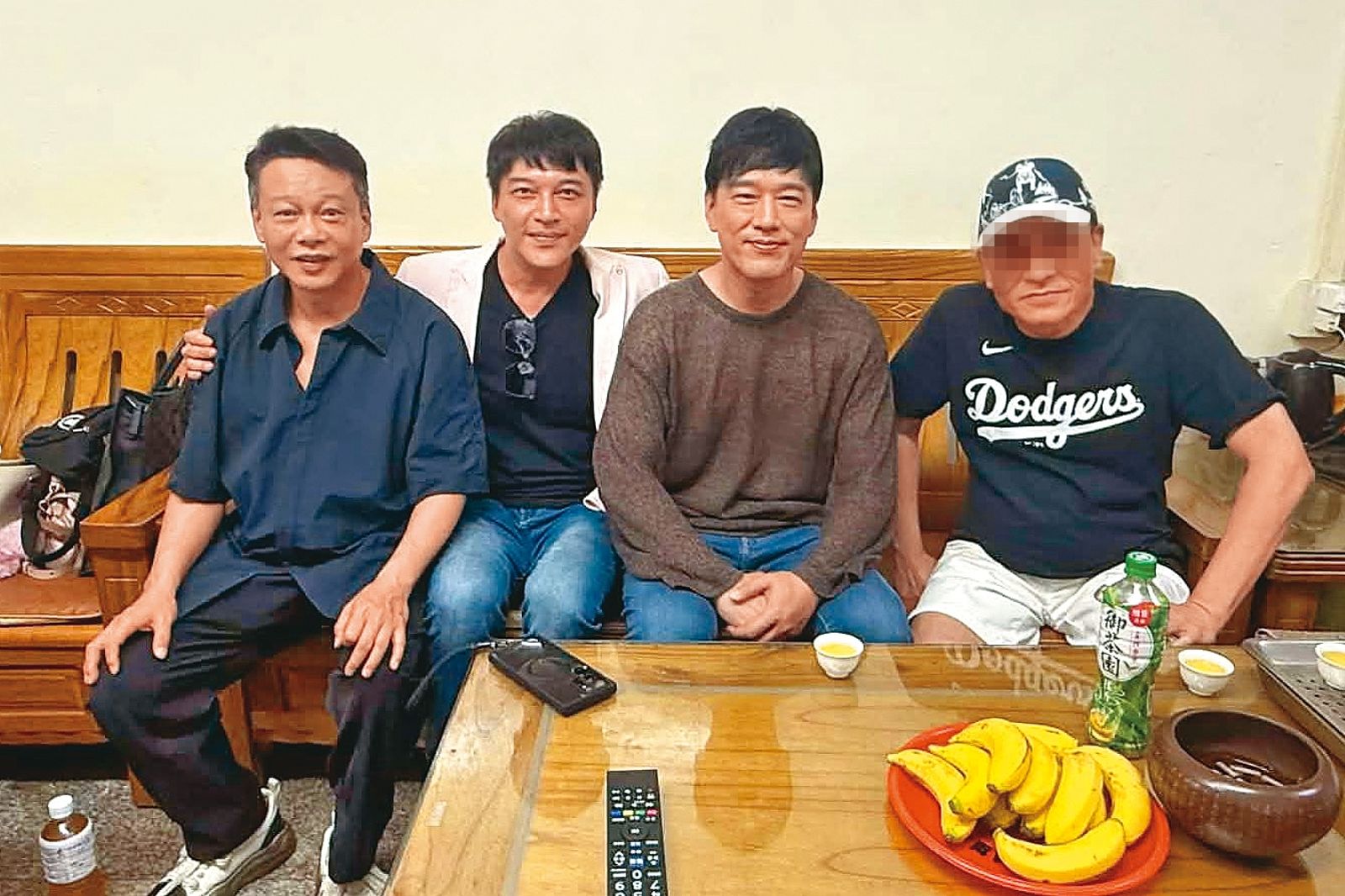 安定亞(左二)兩度和李康生(左一)合作,兩人頗有私交。右二為王耀慶。(翻攝自安定亞粉絲專頁)