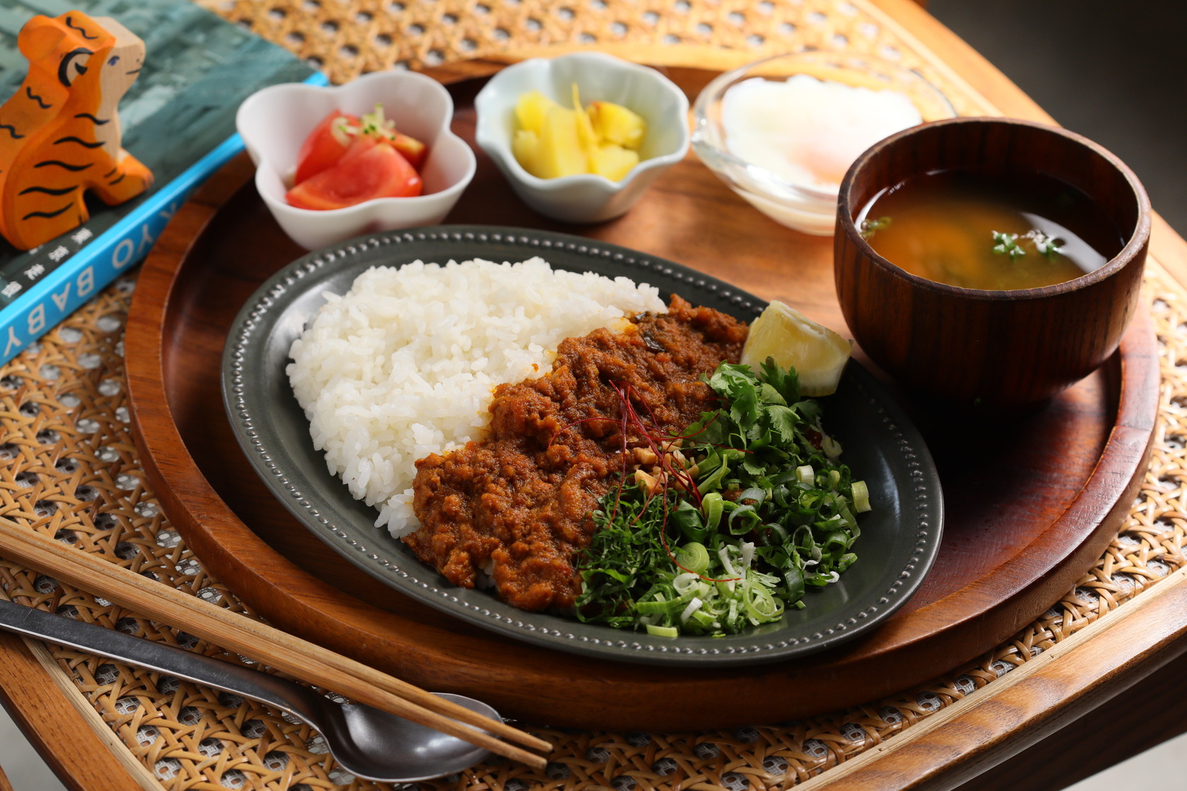 「30號咖哩」加入大量大葉紫蘇、蒜苗、香菜和青蔥，口味與一般咖哩不同。（270元／份）
