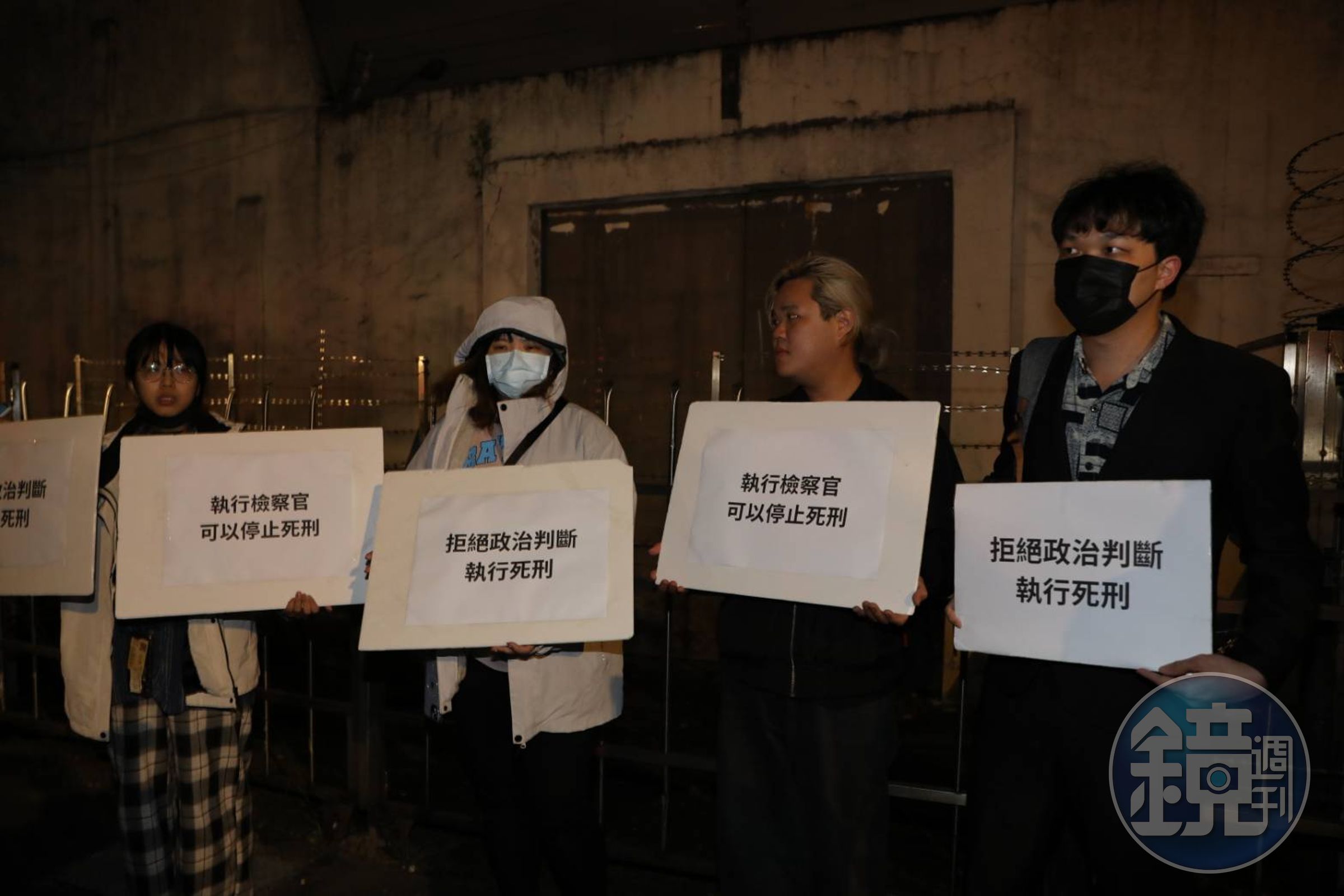 死囚黃麟凱昨晚伏法,台北看守所外有廢死團體舉牌抗議。