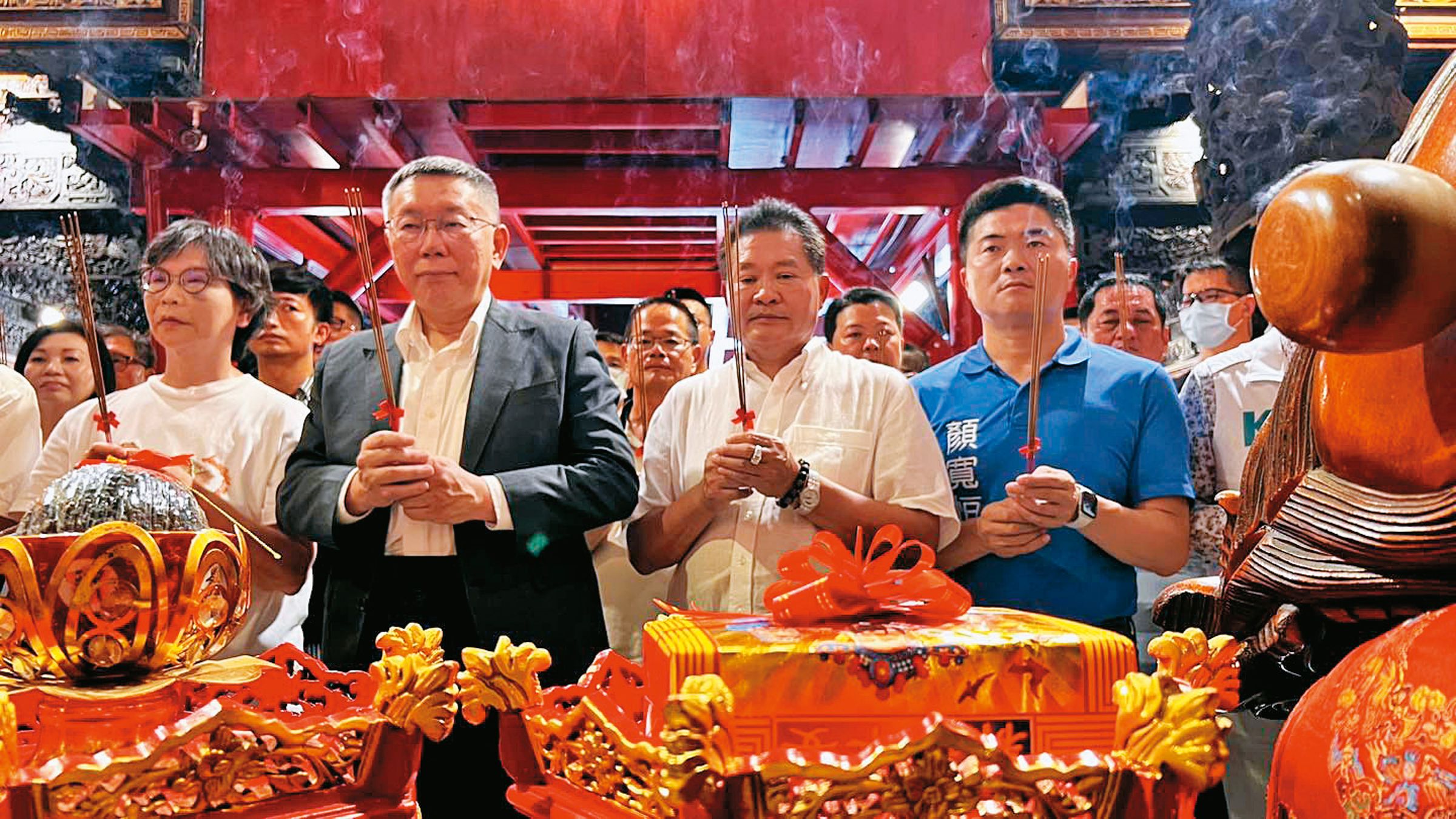 國民黨中央下令黨籍立委不得邀民眾黨總統參選人柯文哲站台，未來是否出現「巧遇」情況值得觀察。圖為顏寬恒過去與柯文哲出席大甲媽祖活動。（翻攝顏寬恒臉書）