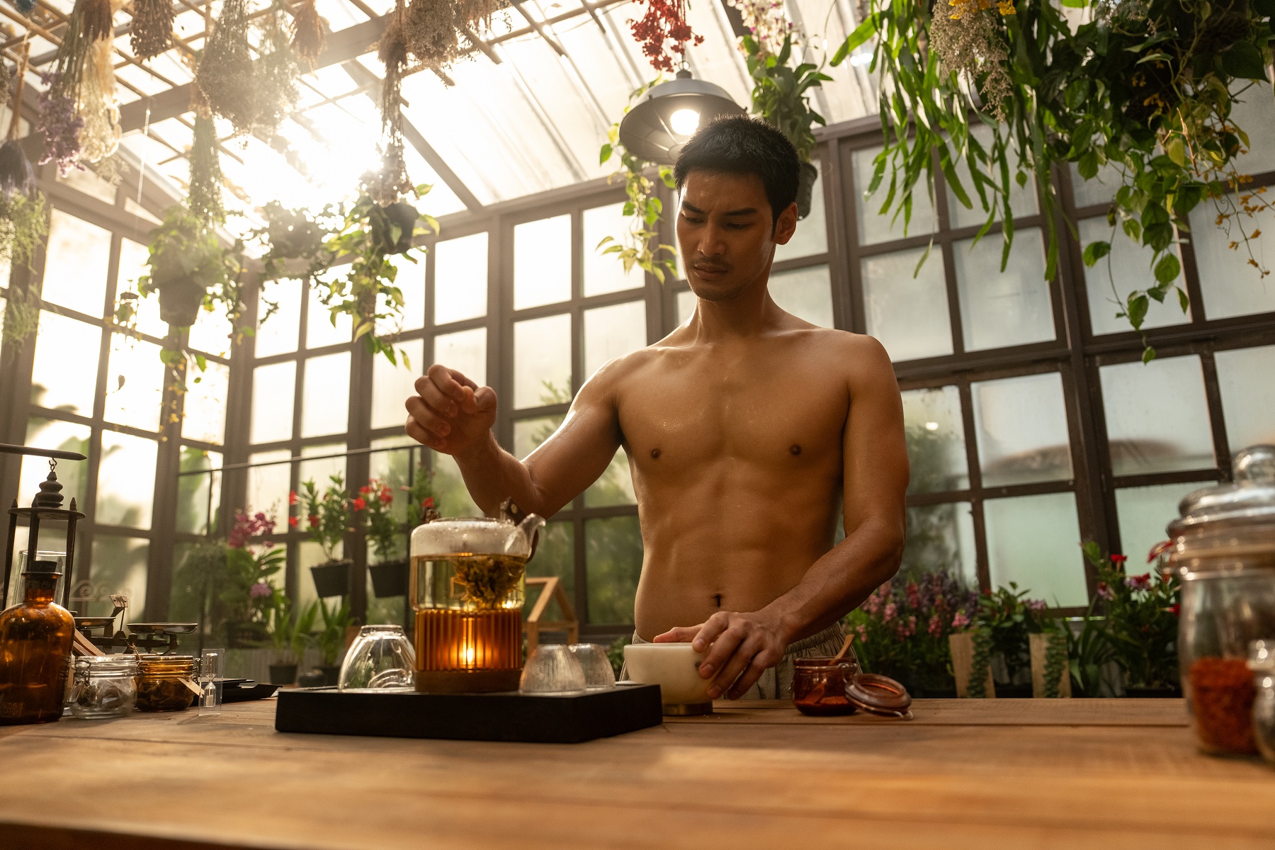 Apo 飾演的植物學家半裸調茶,精壯肉體令影迷暴動。(采昌提供)