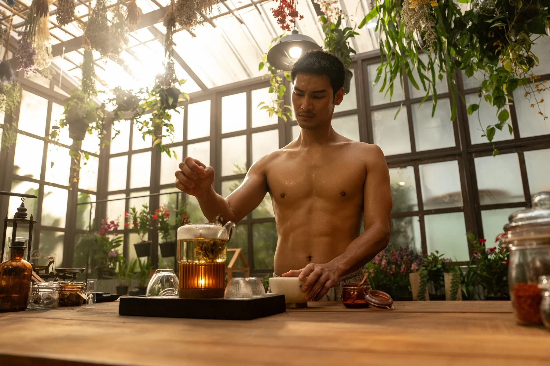 Apo 飾演的植物學家半裸調茶，精壯肉體令影迷暴動。（采昌提供）