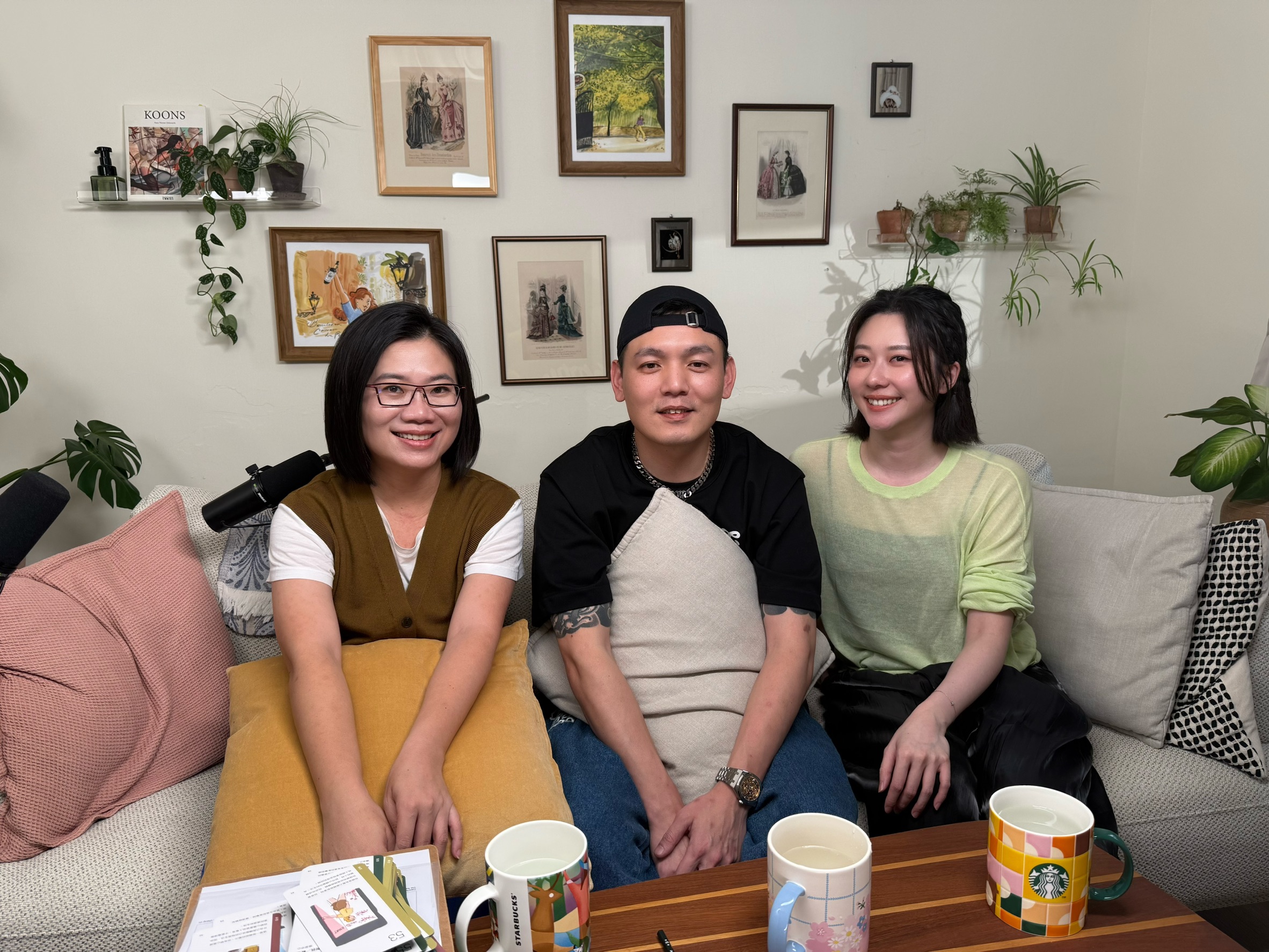 張景嵐攜手人類圖畫館館長游沛宸Yuyu合作主持全新Podcast節目「好丫」，邀來嘻哈天團玖壹壹成員春風擔任嘉賓。（《好ㄚ》YouTube頻道提供）