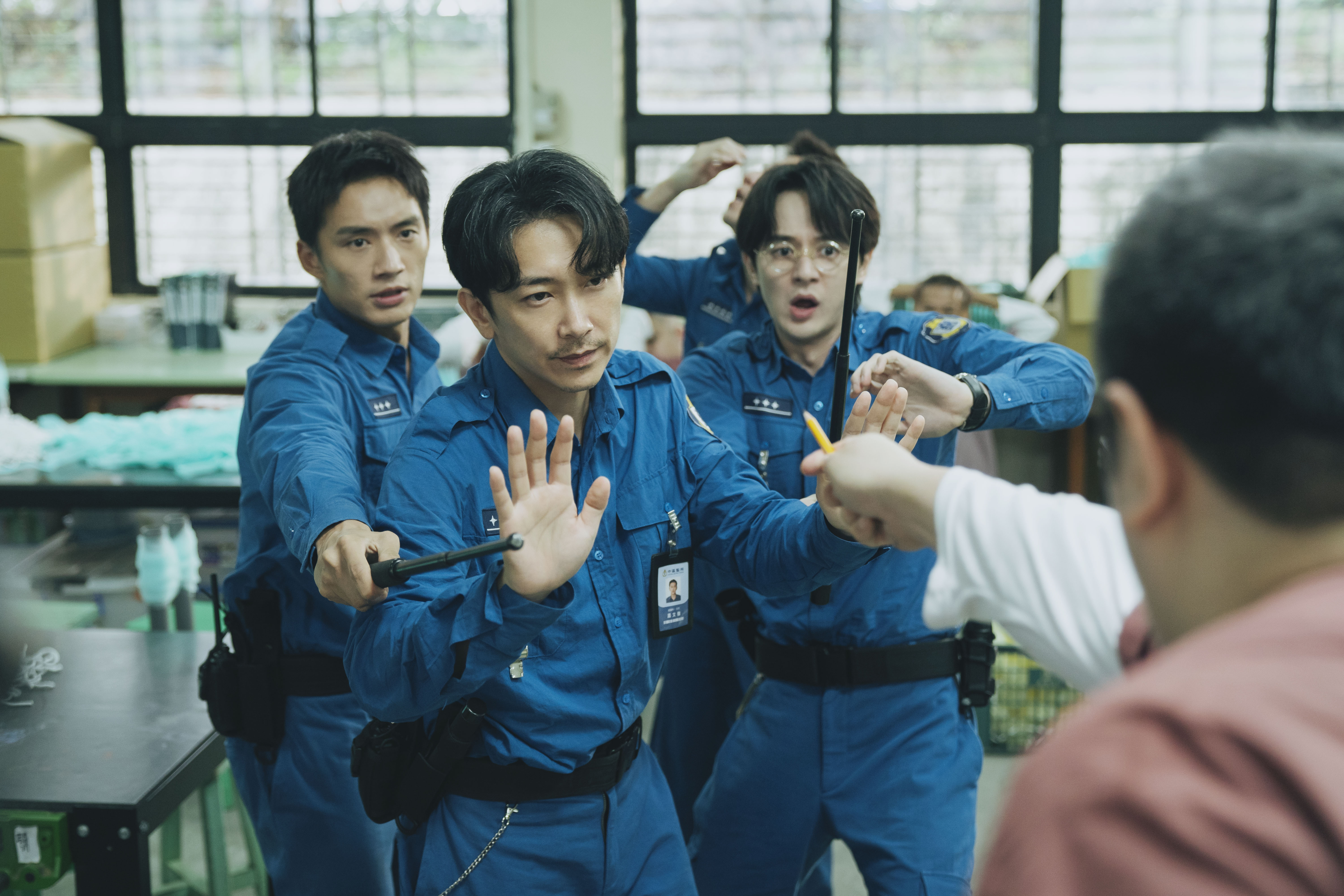 工廠暴動面對受刑人突發失控，張軒睿與管理員們緊急上前壓制。（愛奇藝國際版、壹壹影業提供）