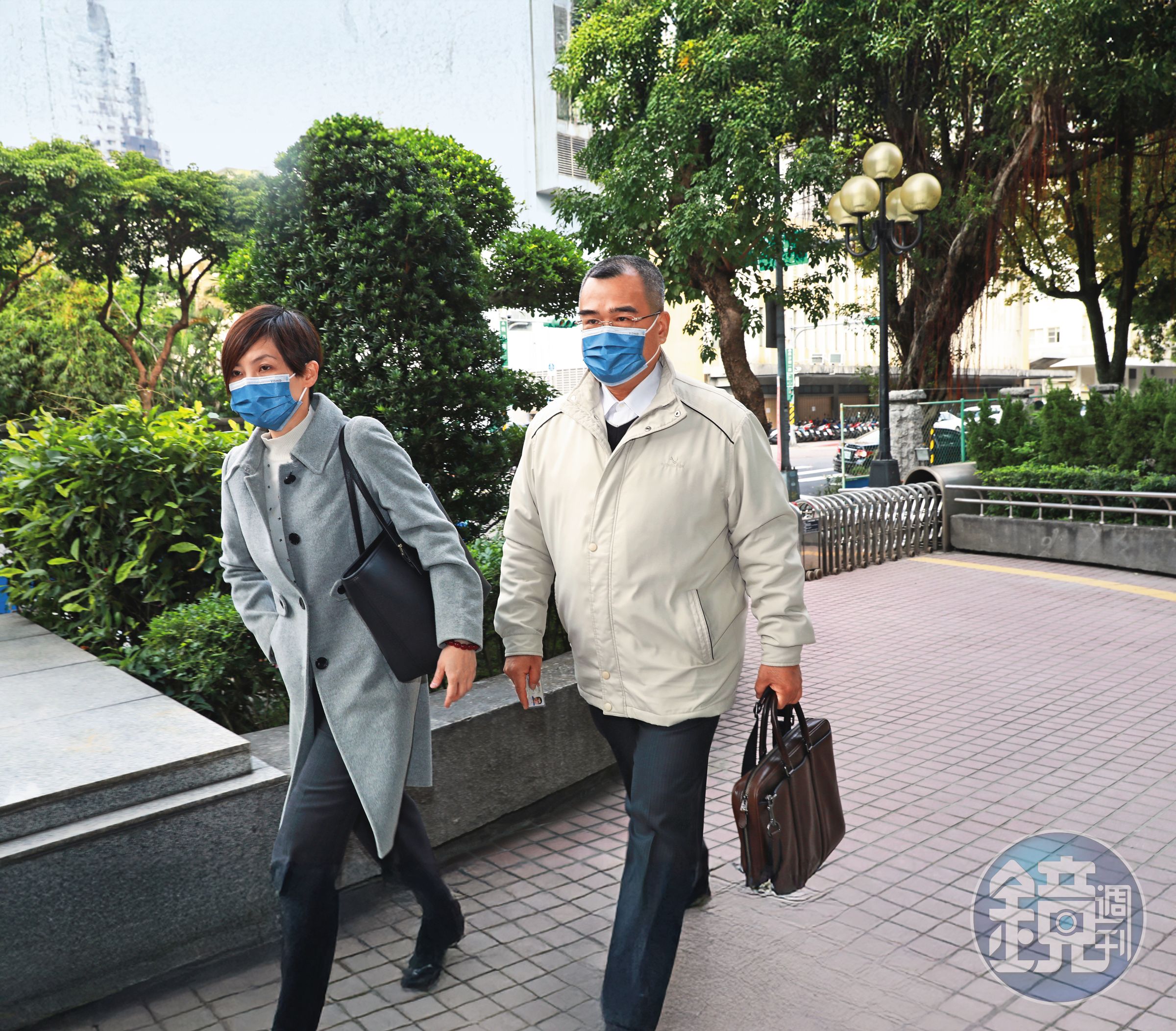 林益世（右）前年赴最高法院出庭，彭愛佳（左）愛相隨；她因為丈夫自己也吃上洗錢官司，最終無罪定讞。