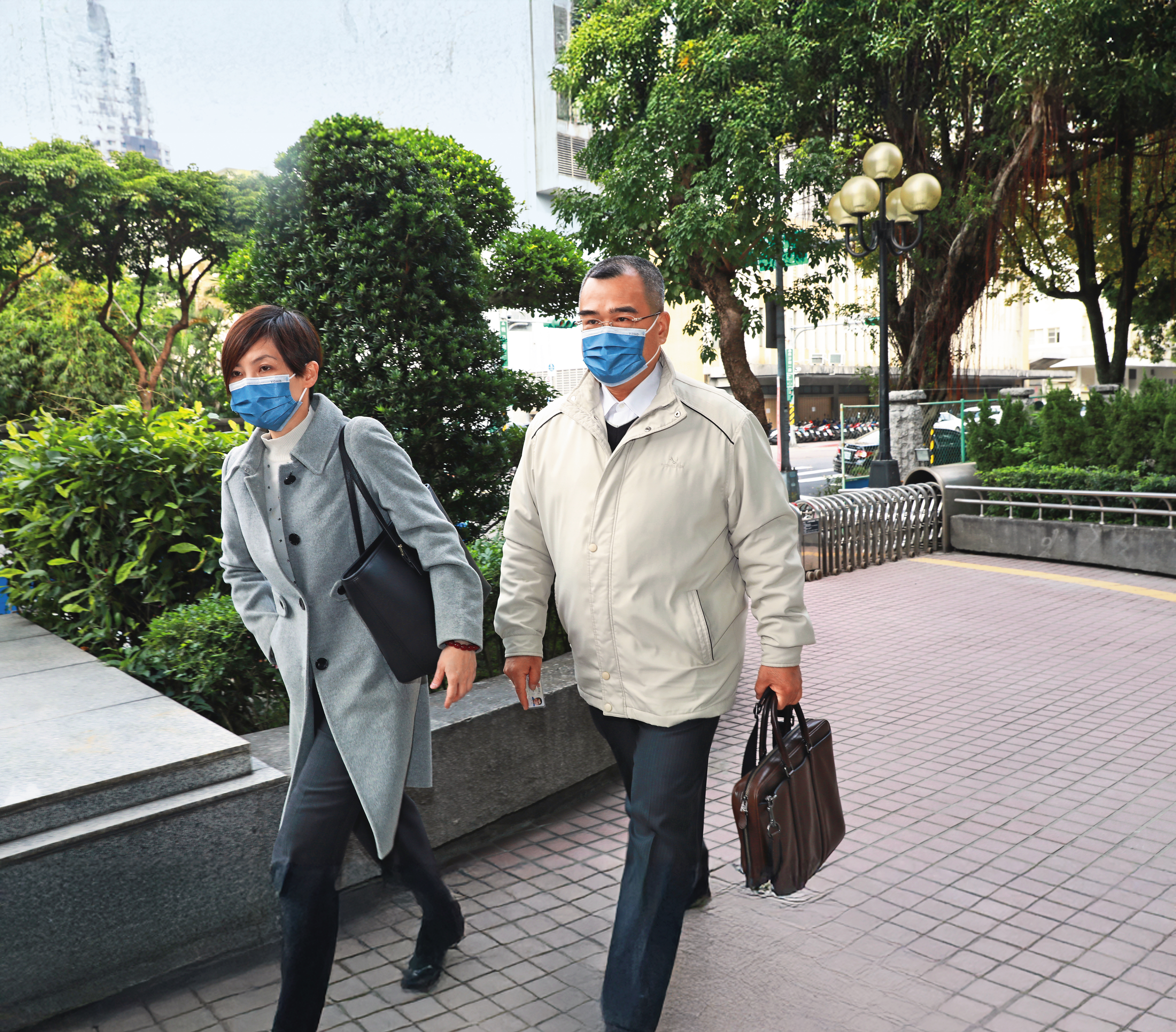 林益世（右）前年赴最高法院出庭，彭愛佳（左）愛相隨；她因為丈夫自己也吃上洗錢官司，最終無罪定讞。