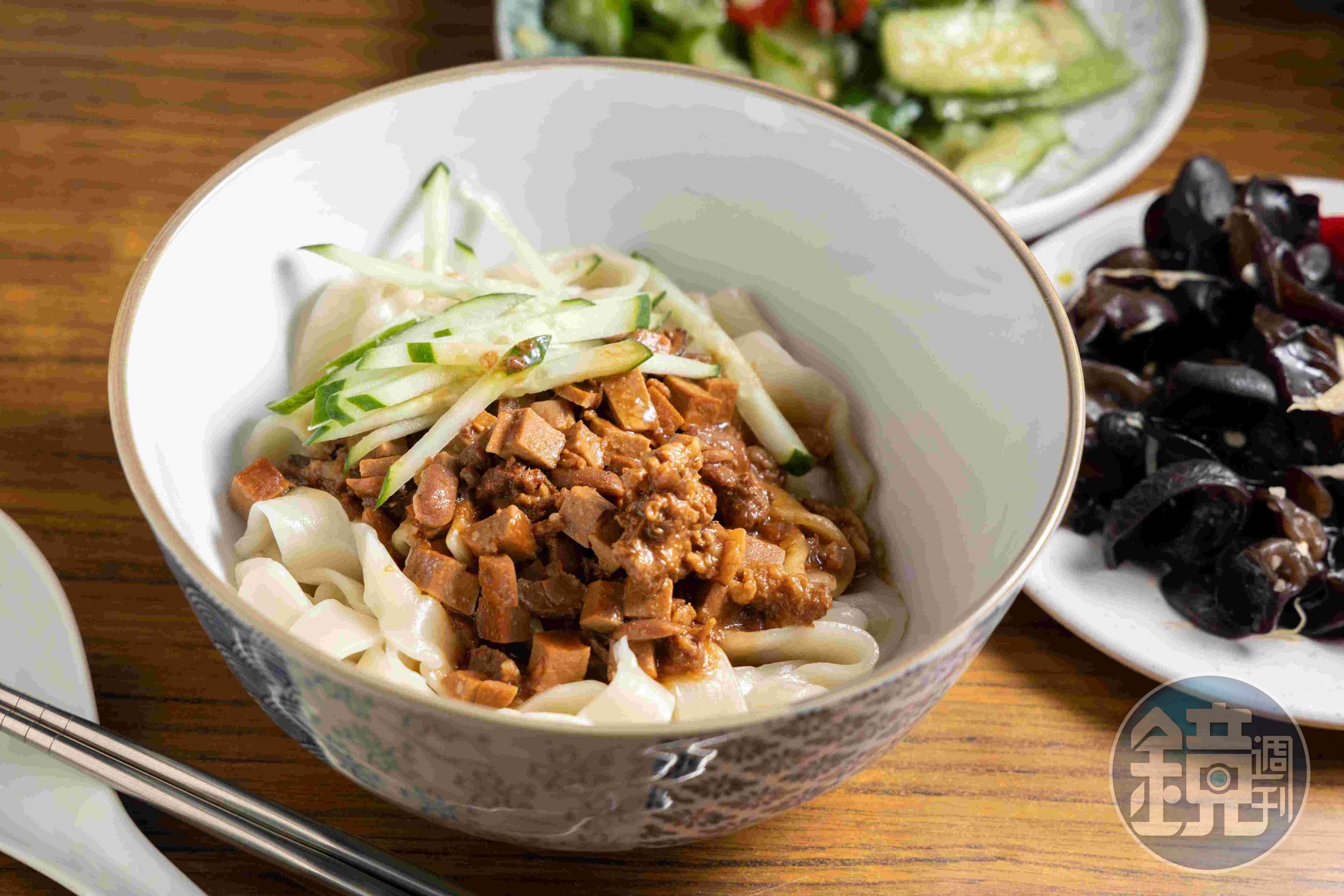 點「炸醬麵」更能感受手工麵條的嚼勁。（80元／小碗）