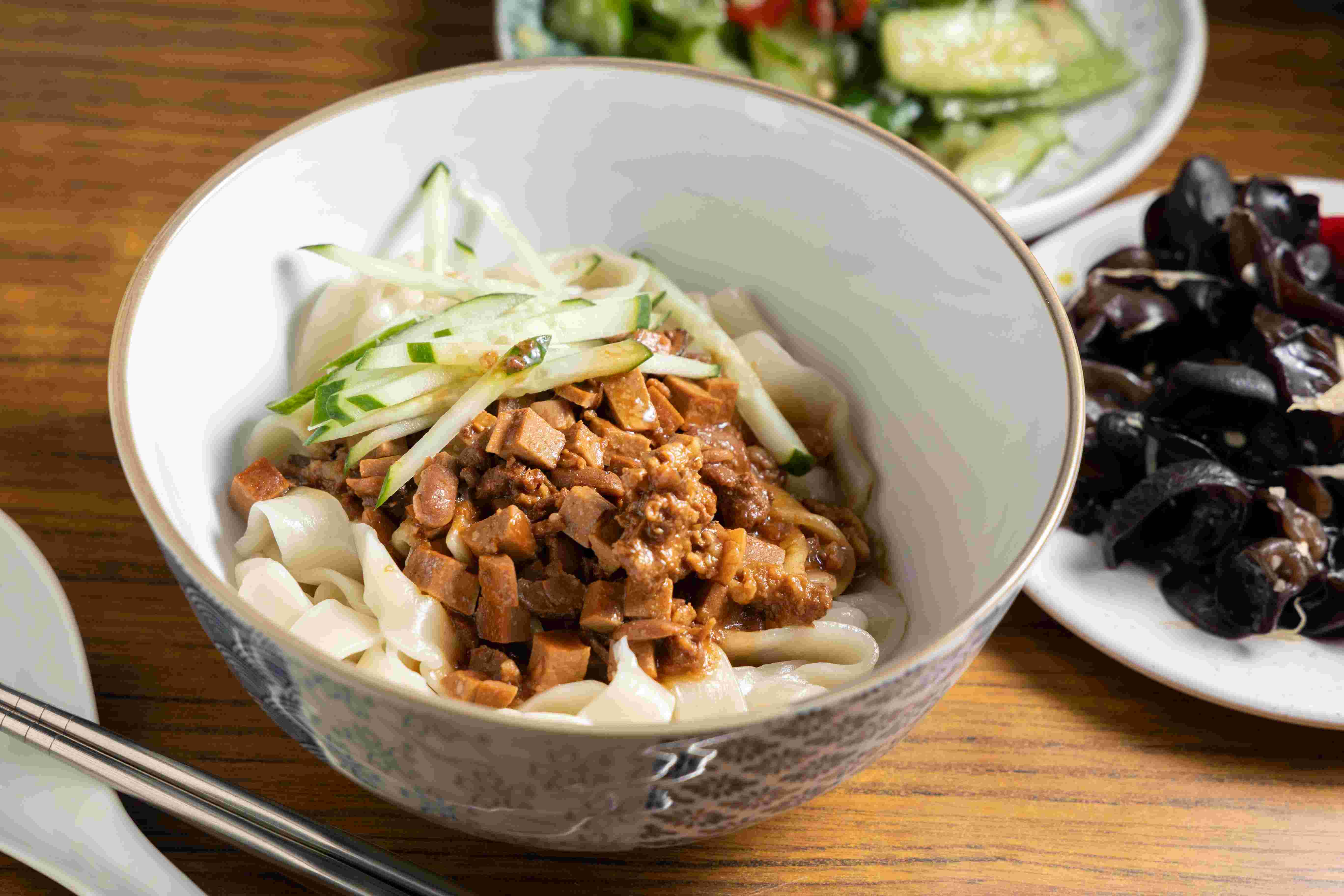 點「炸醬麵」更能感受手工麵條的嚼勁。（80元／小碗）