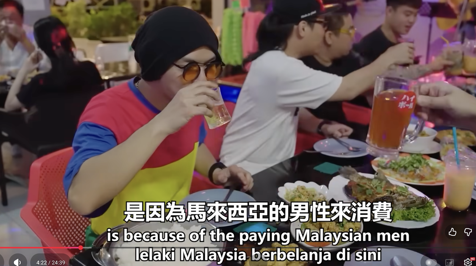 在紀錄片中，黃明志點名Dannok小鎮就是靠馬來西亞的男性來消費。（翻攝自Namewee官方YouTube）