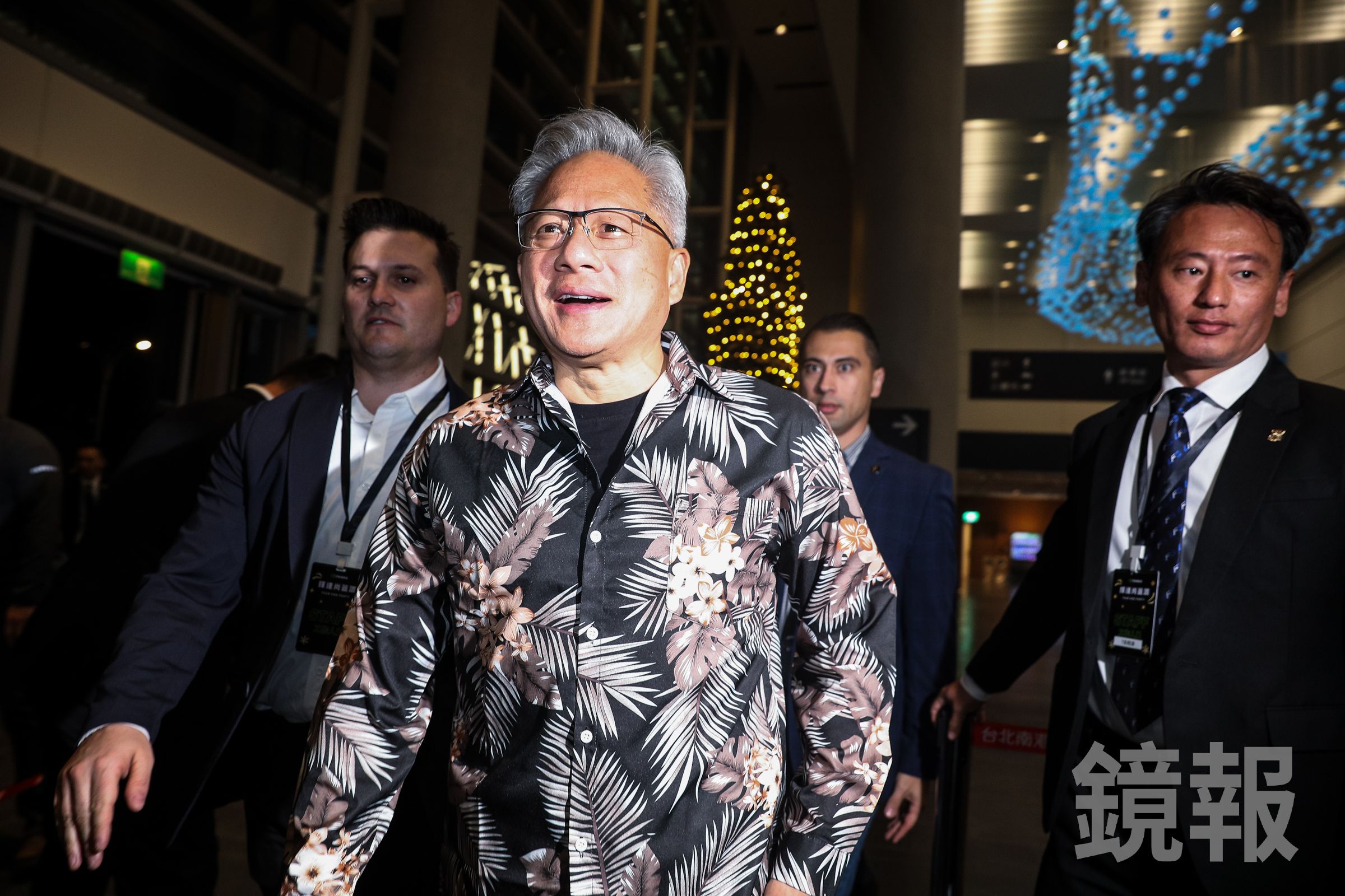 輝達執行長黃仁勳著花襯衫出席尾牙。(鏡報鄒保祥攝)