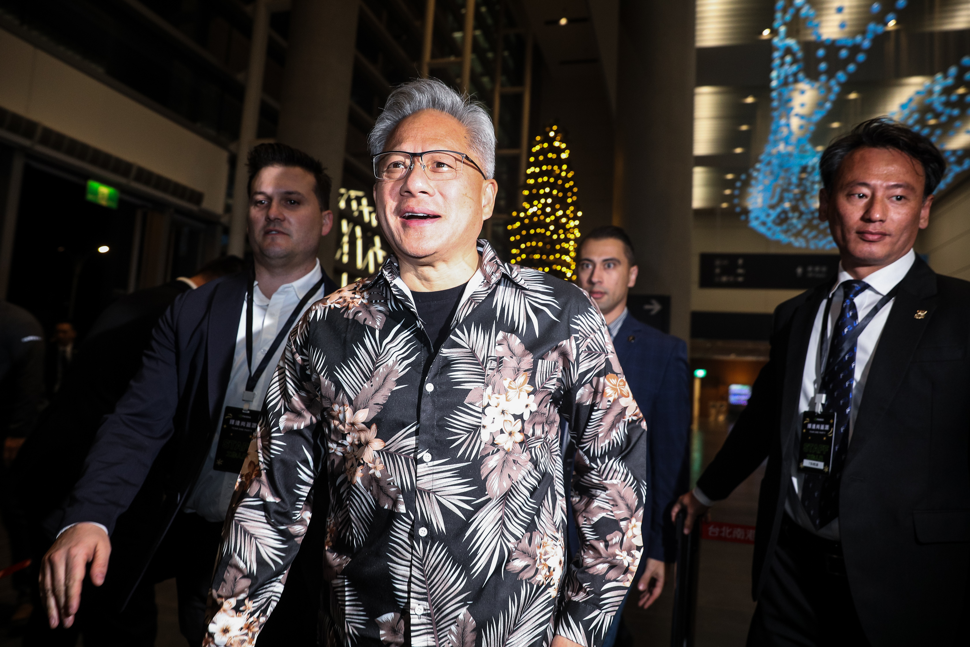 輝達執行長黃仁勳著花襯衫出席尾牙。（鏡報鄒保祥攝）