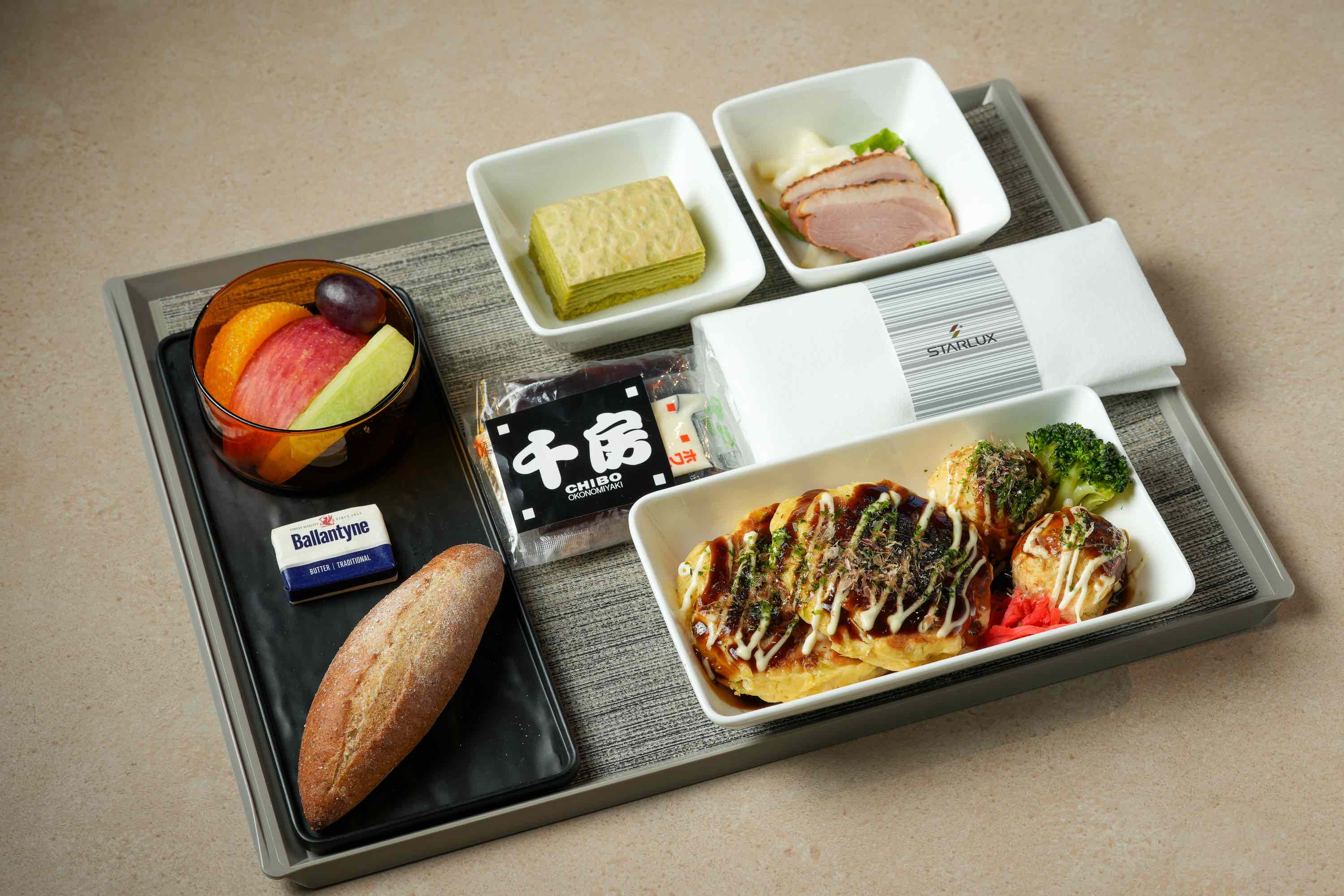 星宇航空自7月1日起全面升級機上餐點，首度引進日本老字號名店「千房」大阪燒，圖為豪華經濟艙餐點。（星宇航空提供）
