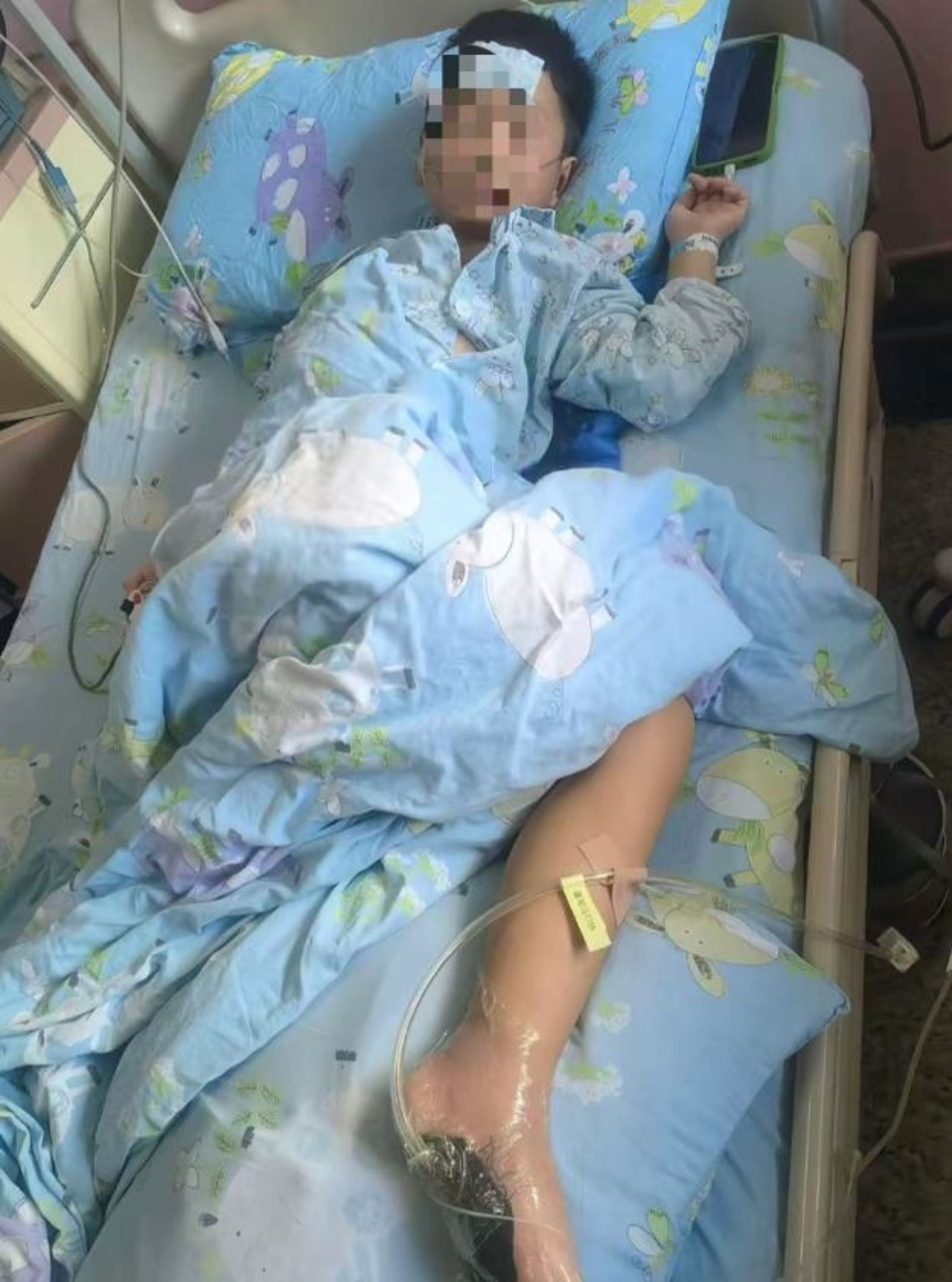 男童住進ICU，這輩子可能對沙灘有陰影。（翻攝抖音）