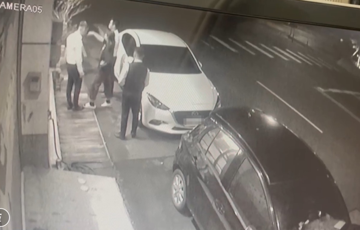 永慶不動產4名員工叫囂畫面。（住商提供）