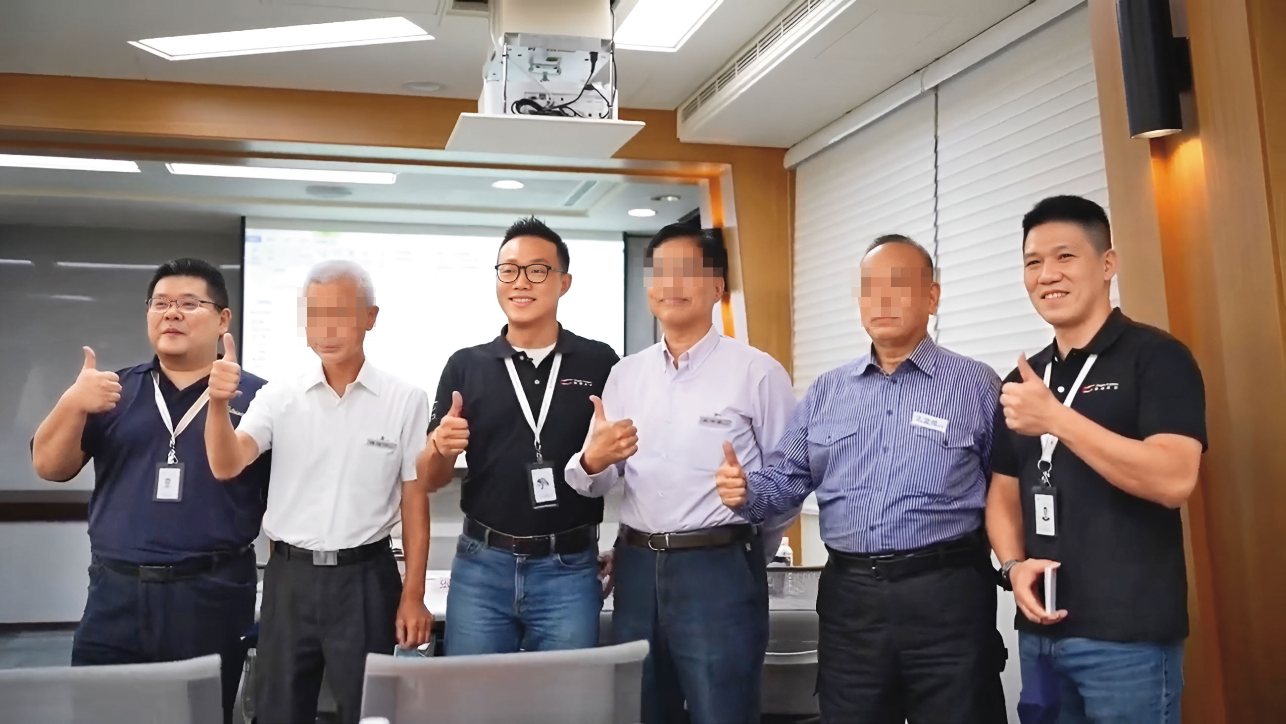勁捷航空董事長丁應傑（左3）5月撤換總經理王志仁（右1），引起公司動盪。（翻攝勁捷航空募資說明會宣傳片）