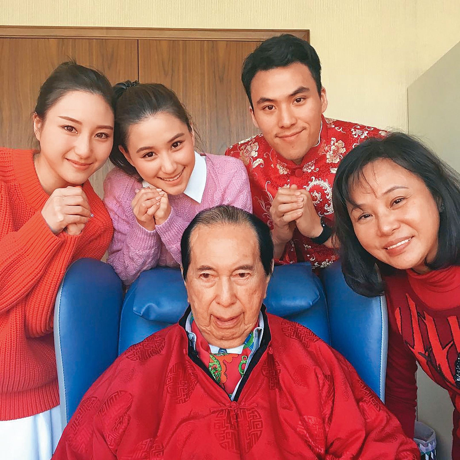 身價達新台幣2兆元的已故澳門賭王何鴻燊（前排左）有多位太太和子女，何超雲（後排左）是三房太太（前排右）所生，妹妹、弟弟為何超蓮（後排中）與何猷啟（後排右）。（翻攝自何超雲IG）