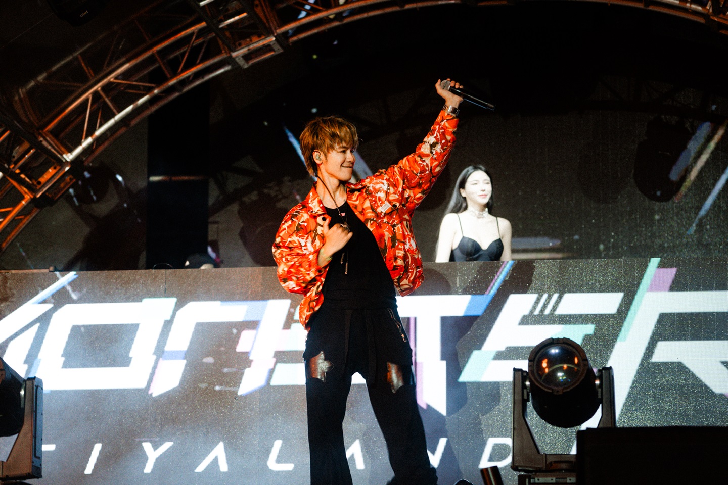 鼓鼓呂思緯聯手亞洲百大女DJ藍星蕾（後），重新演繹了經典歌曲〈射手〉。（尼賀創意提供）