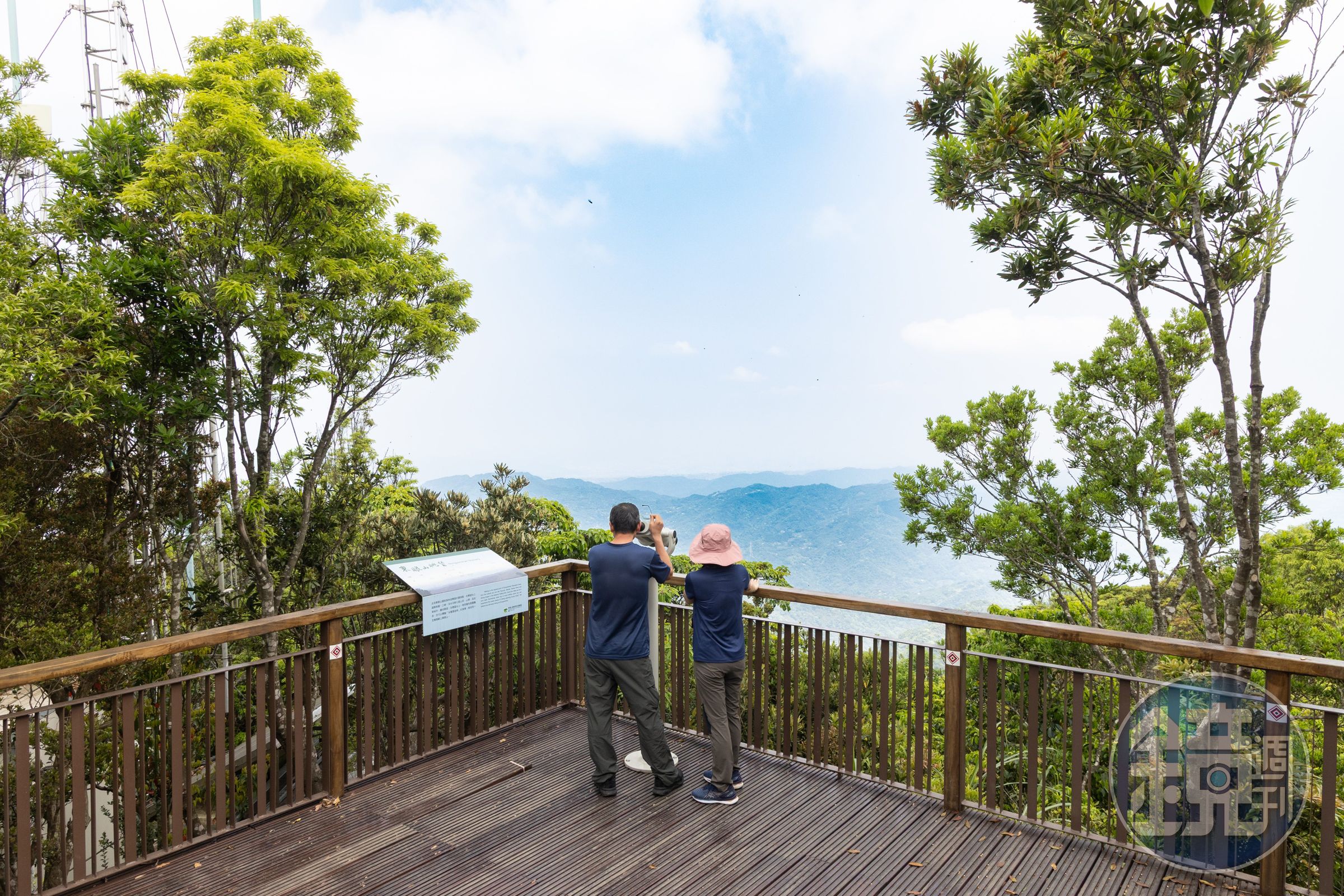 山頂的瞭望台可俯瞰桃園台地、三峽山區與淡水河，是登頂後最佳休憩點。