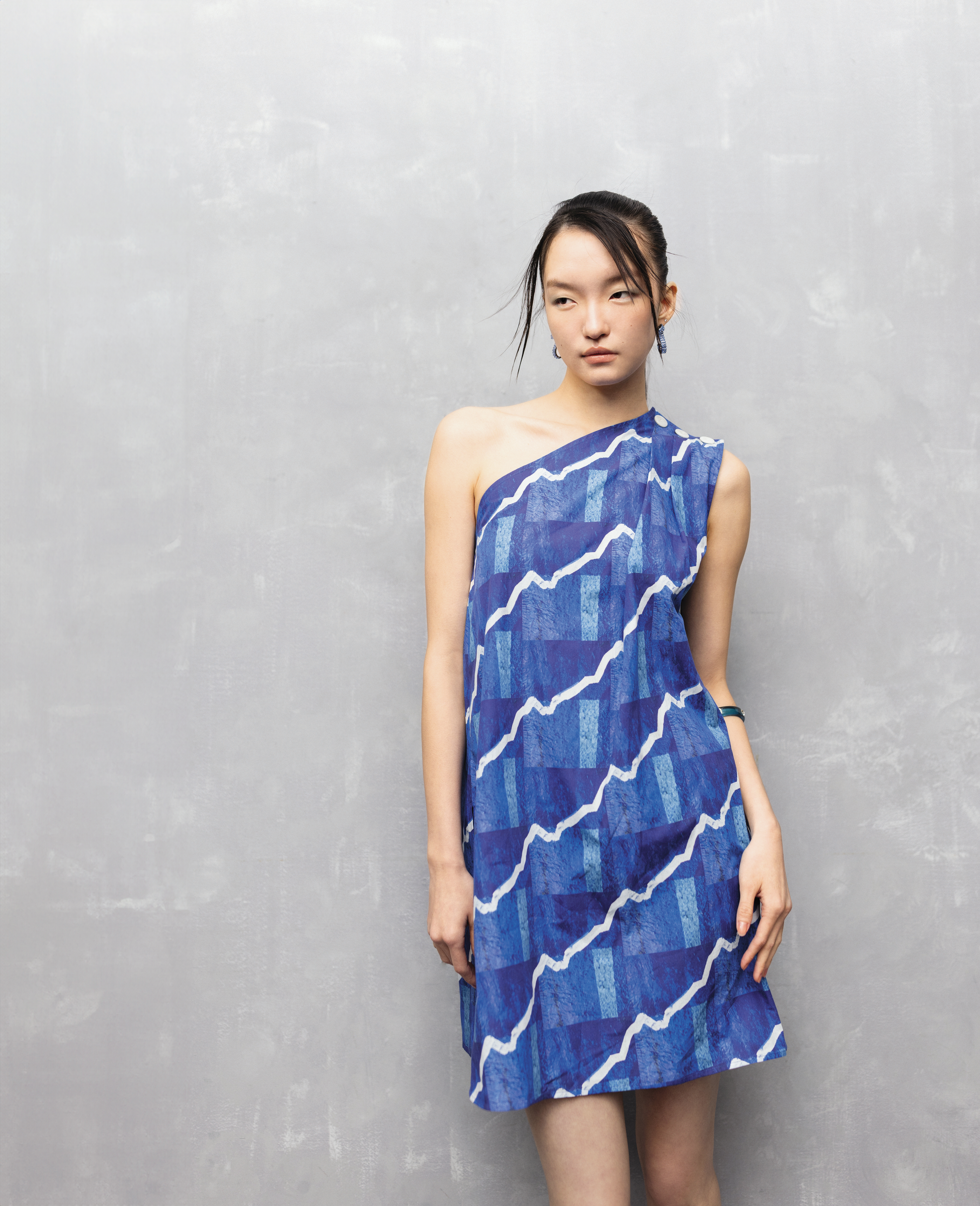 藝術家Rafael Gray棉質洋裝 NT$18,580 by agnès b.；Matrix水滴型耳環 NT$8,000 by SWAROVSKI；Dulcis手鐲 NT$4,200 by SWAROVSKI。
