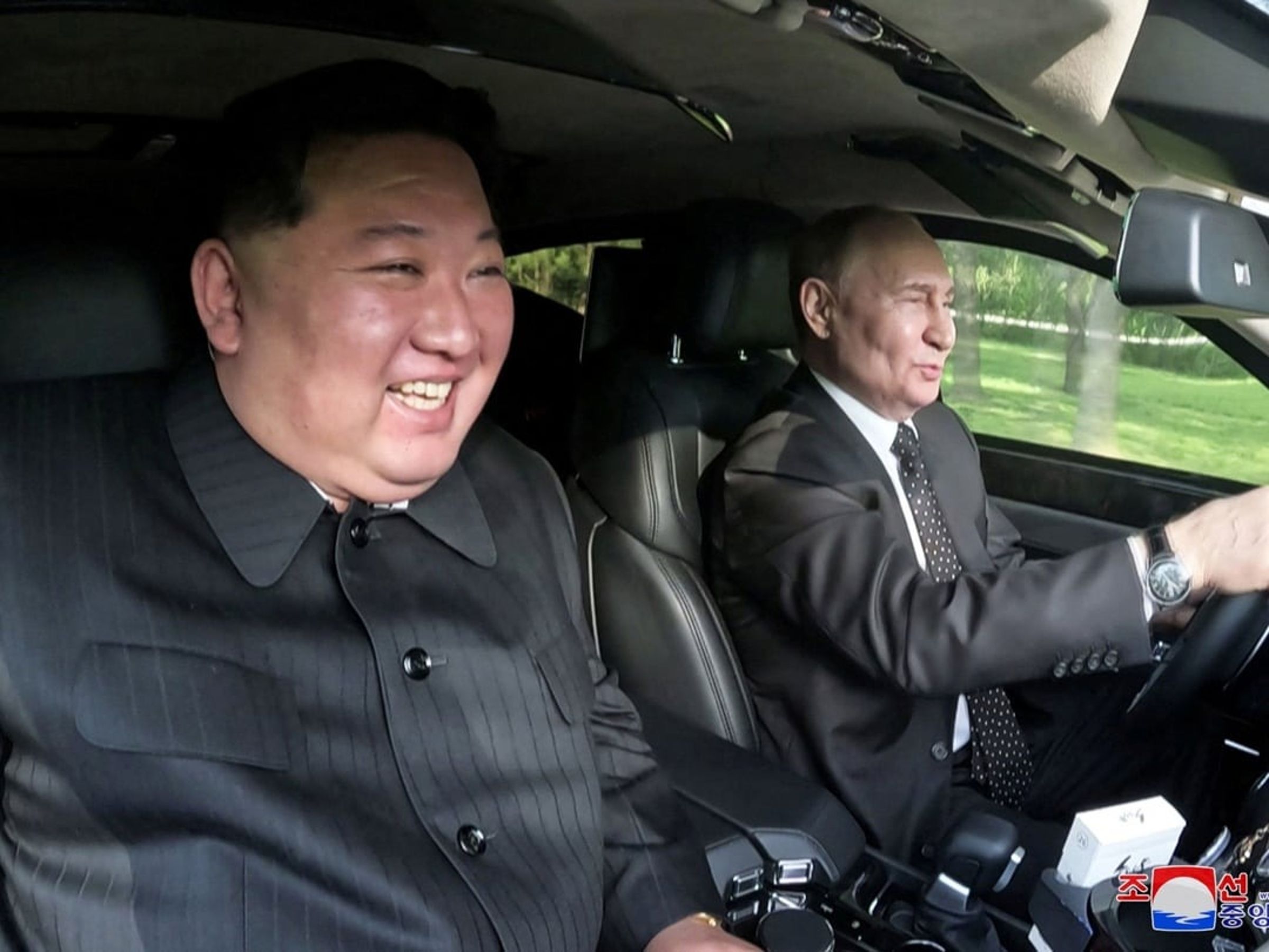 普丁開車載金正恩兜風,兩人在路上超歡樂。(翻自《韓聯社》)