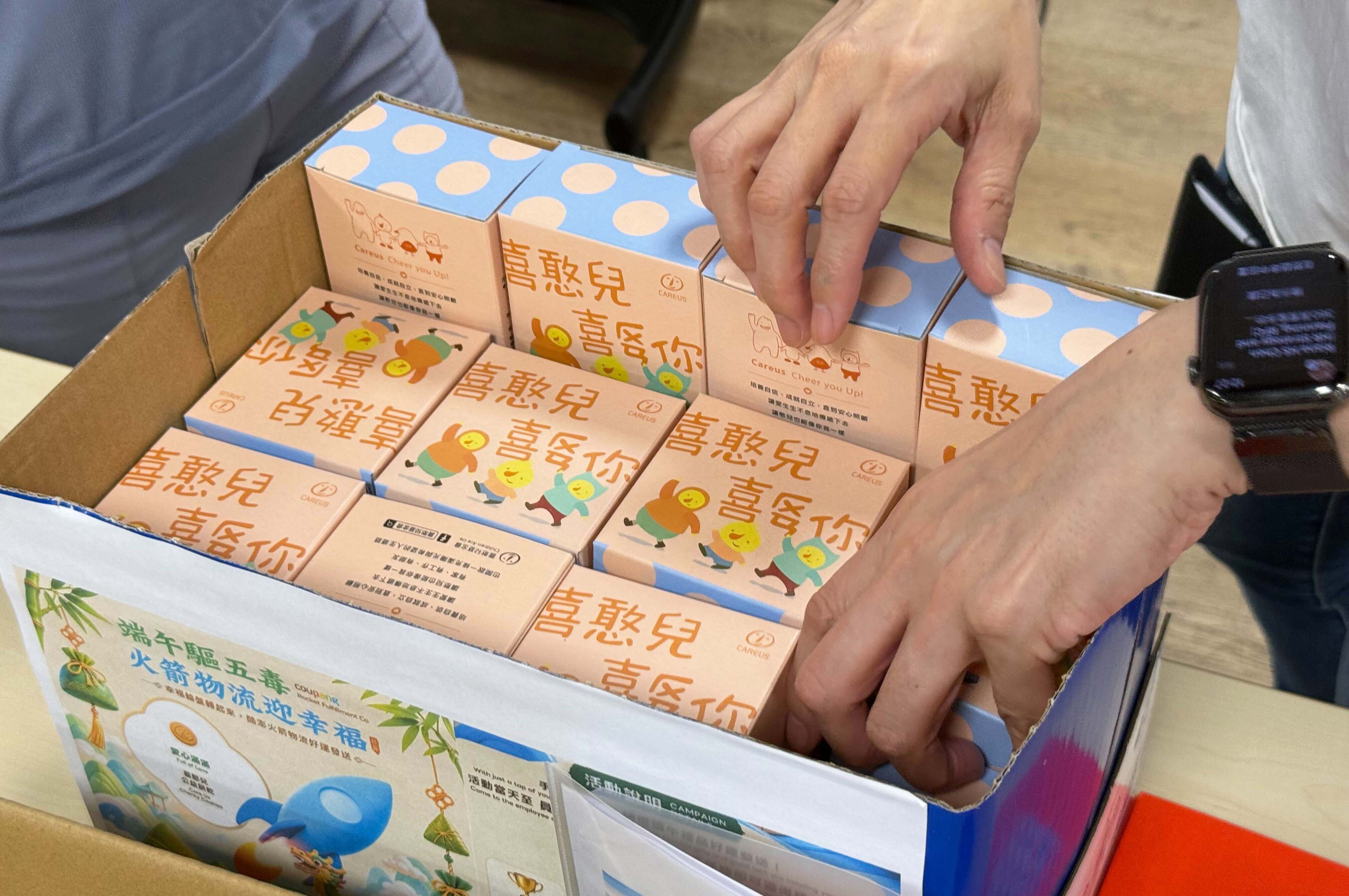 Coupang酷澎採購喜憨兒公益愛心餅乾與物流人員一起做公益,以實質行動展現對喜憨兒勇敢自立的支持。