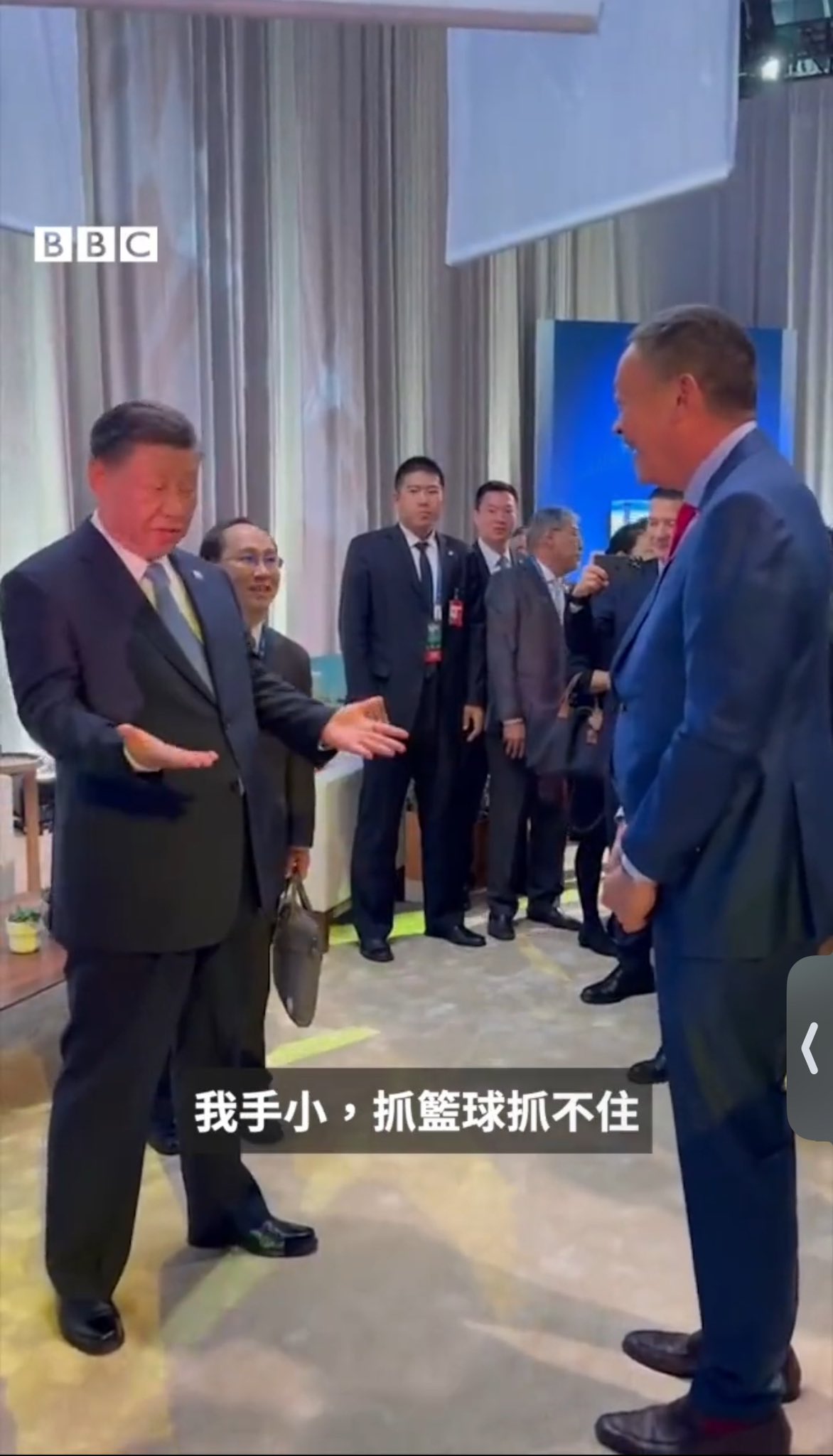 習近平對賽塔說：「我沒學好。我手小，抓籃球抓不住，踢足球還行。」（翻自BBC X平台）