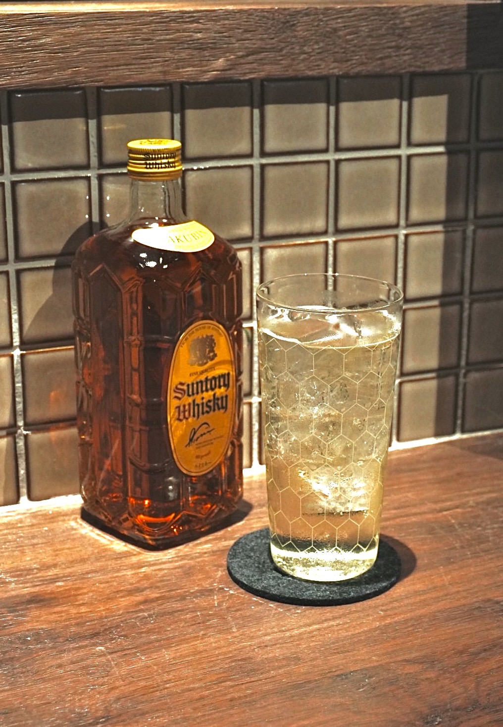 「玄米Highball」茶香氣息豐盈，絕搭角瓶威士忌風味，適合搭配炸、烤物等下酒菜去油解膩。（200元／杯）