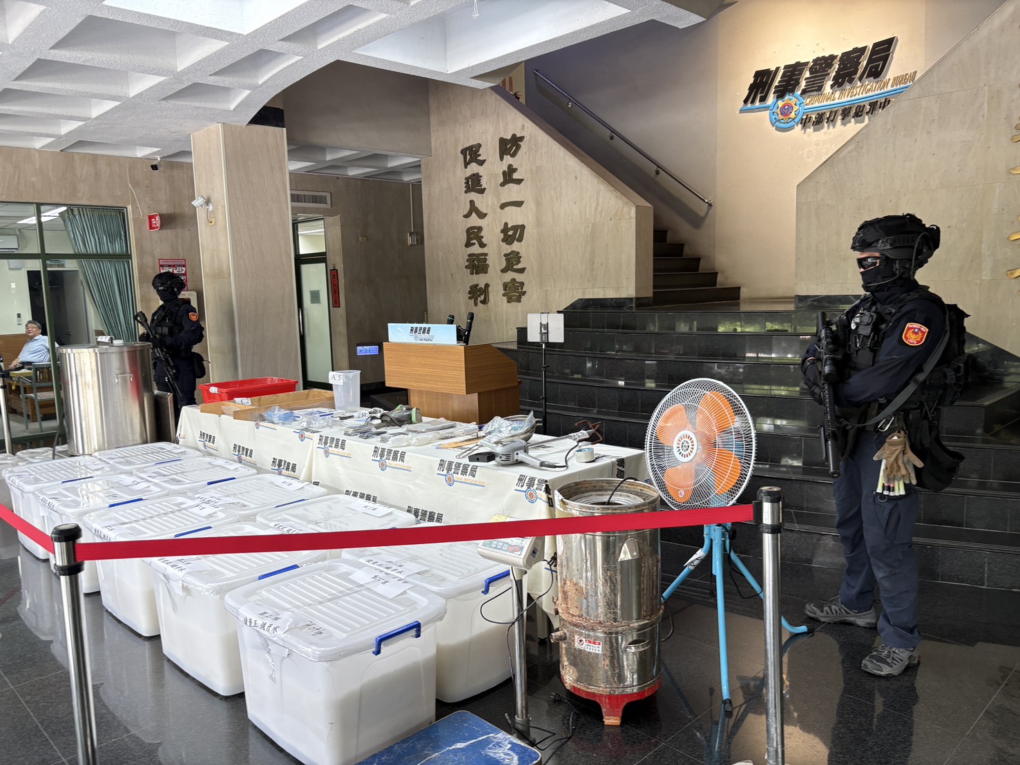 中打中心荷槍實彈公布價值15億元的毒品。（中打提供）