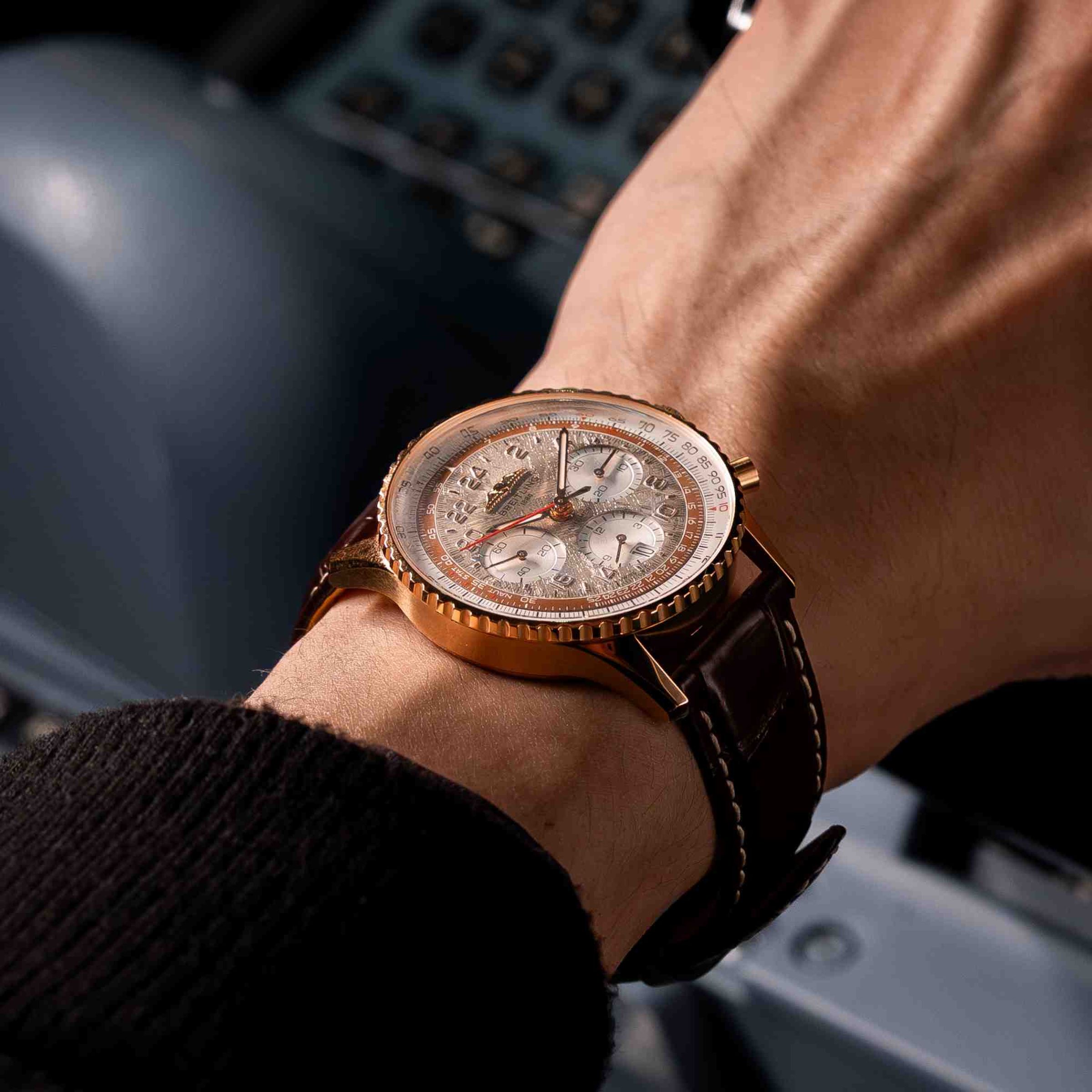 百年靈 BRELTING Navitimer B02 Chronograph 41 Cosmonaute STARLUX Airline Edition