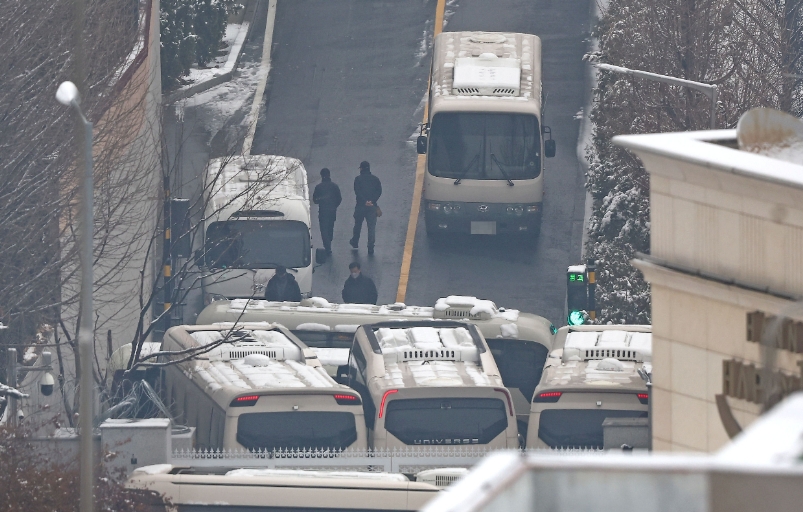 3日執行對尹錫悅的拘提行動時，朴鍾俊與軍警利用4輛大型巴士作為「車牆」阻撓，導致執行失敗，進一步惹來調查。（翻攝自VCG）