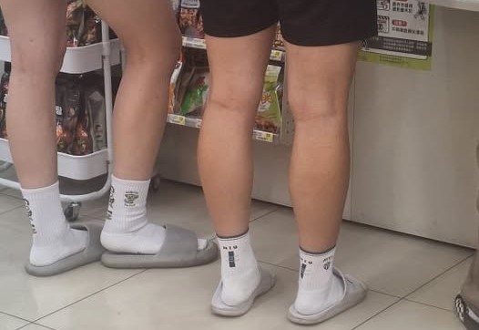 校園常見學生穿著「襪子配拖鞋」出沒，成為新潮流風景。（翻攝自臉書 / 爆廢公社2公開版）