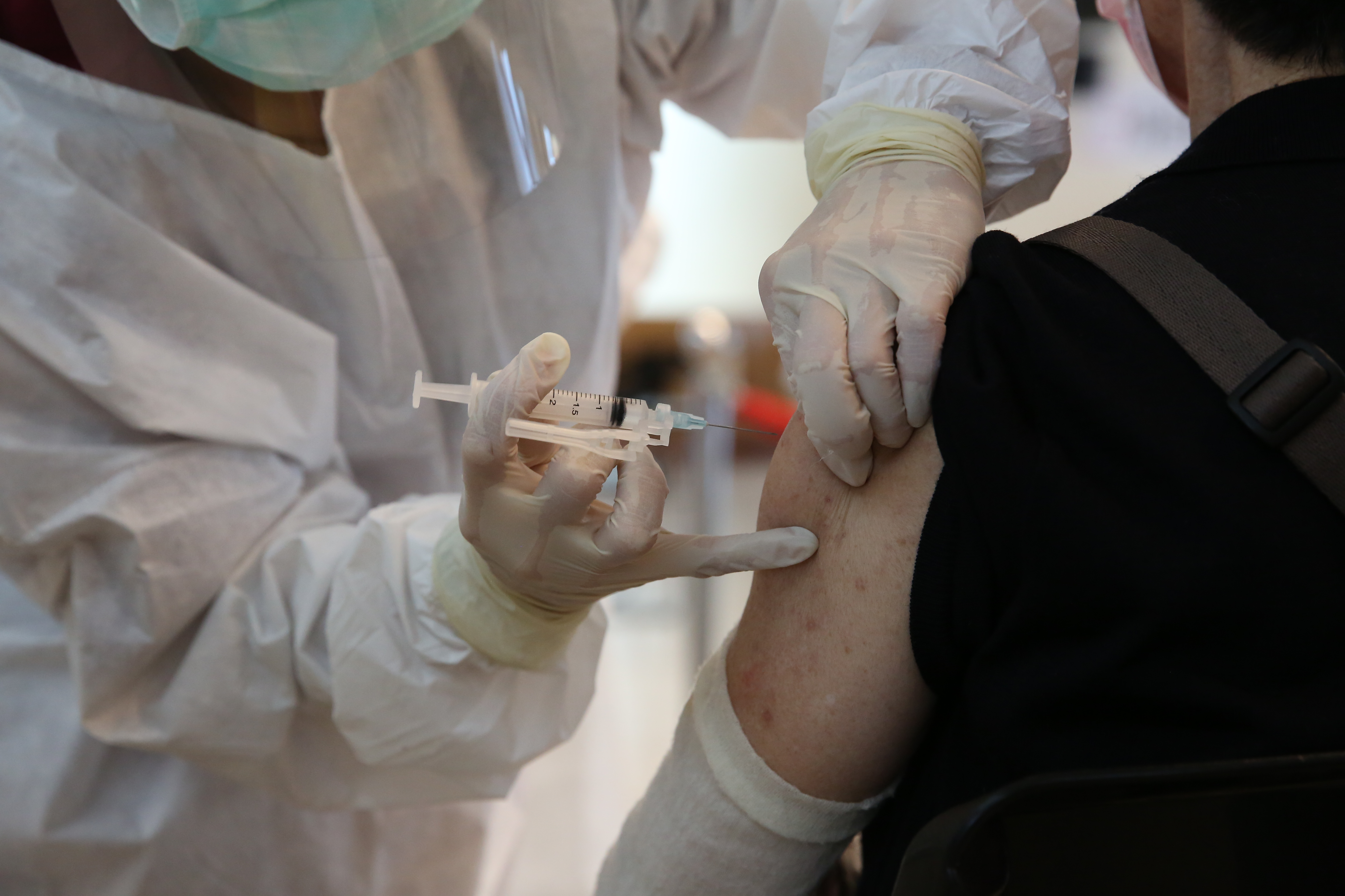 國內新冠疫情再升溫，不少民眾前往接種XBB疫苗。（圖為疫苗接種示意圖，本刊資料照）