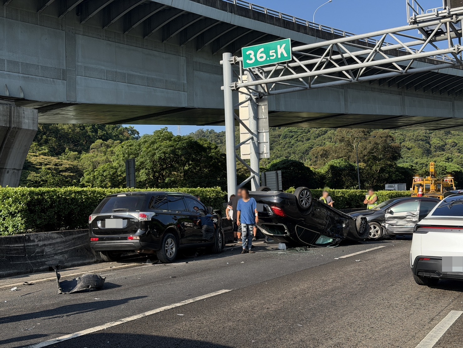 國1泰山段今早發生4車連環車禍,造成2人受傷送醫。警方提供