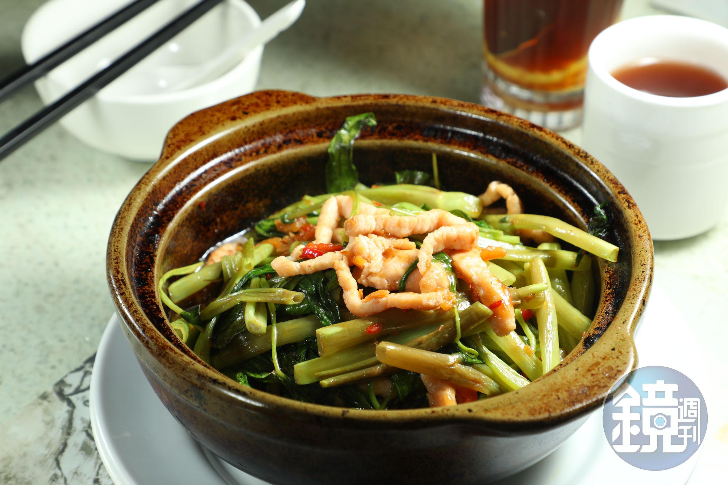 「啫啫時菜肉絲煲」上菜時整鍋熱氣蒸騰，空心菜帶有微微焦香。（港幣98元／份，約NT$374）