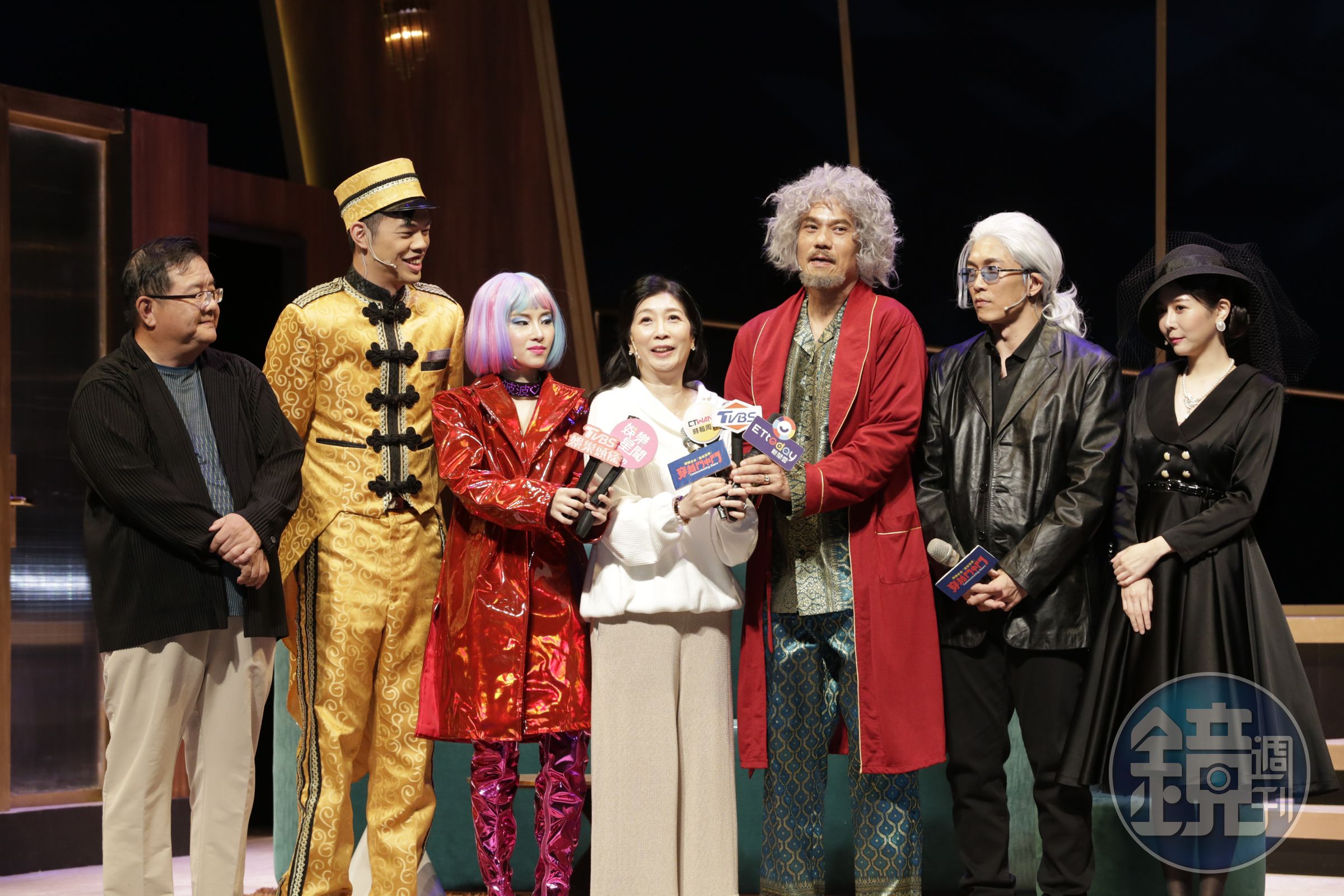 梁志民導演(左)率《穿越門中門》演員們出席記者會。