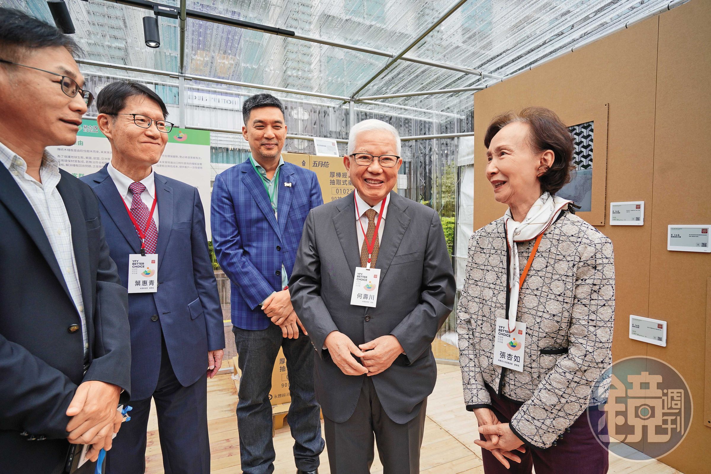 在集團精神領袖何壽川（右二）大聲倡議下，永豐餘投控董事長葉惠青（左二）大舉招兵買馬，積極跨足智慧能源與碳管理事業。
