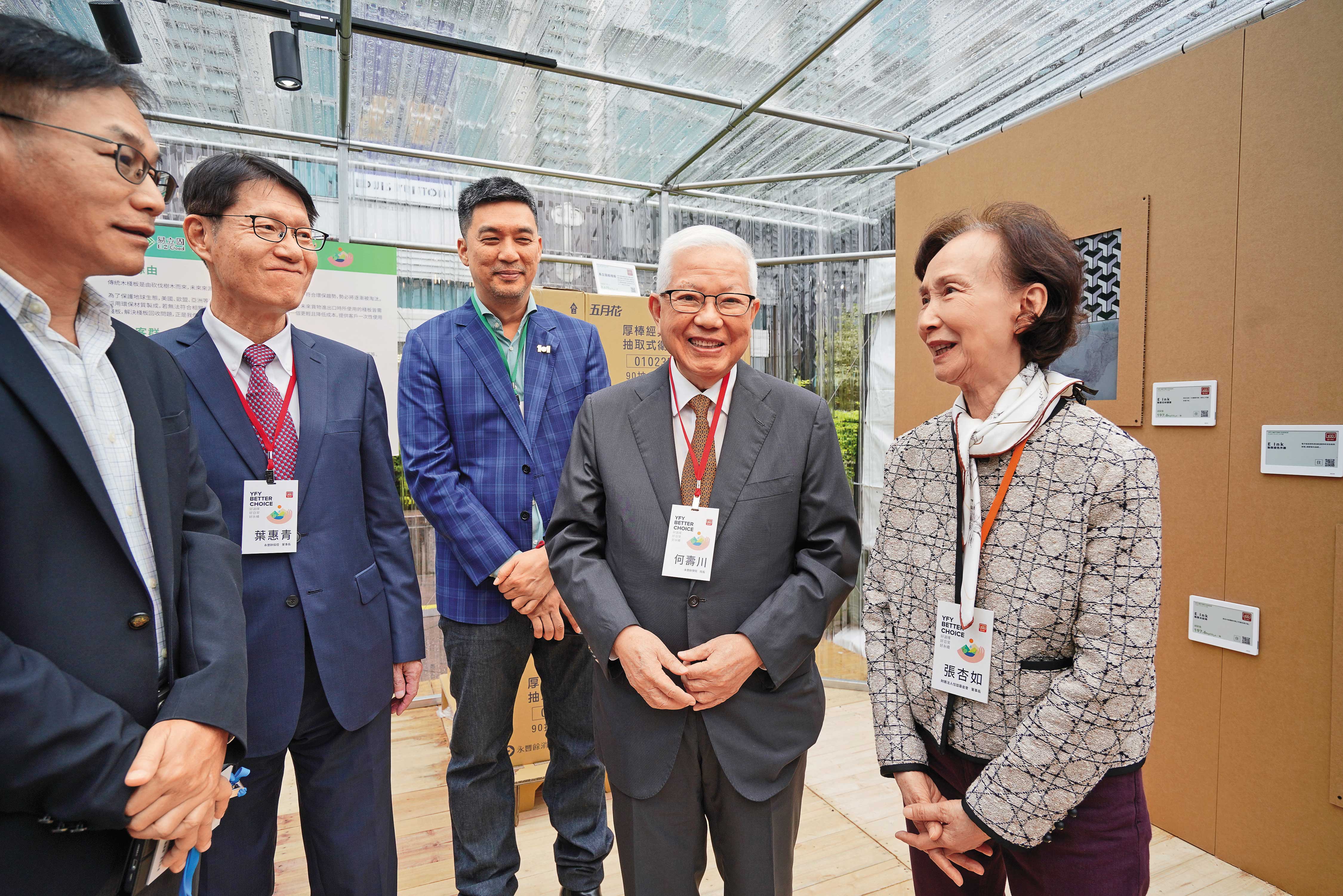 在集團精神領袖何壽川（右二）大聲倡議下，永豐餘投控董事長葉惠青（左二）大舉招兵買馬，積極跨足智慧能源與碳管理事業。