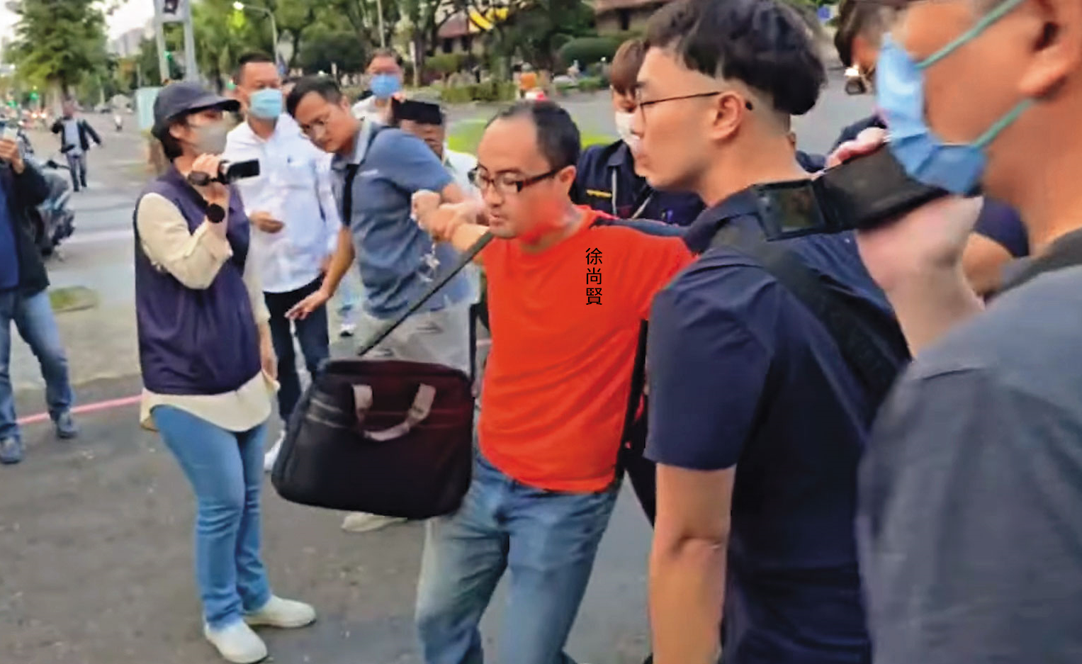 高雄「雙罷劫」負責人徐尚賢涉不實連署,且刪除對話紀錄,遭高雄地檢署聲押禁見獲准。(翻攝畫面)