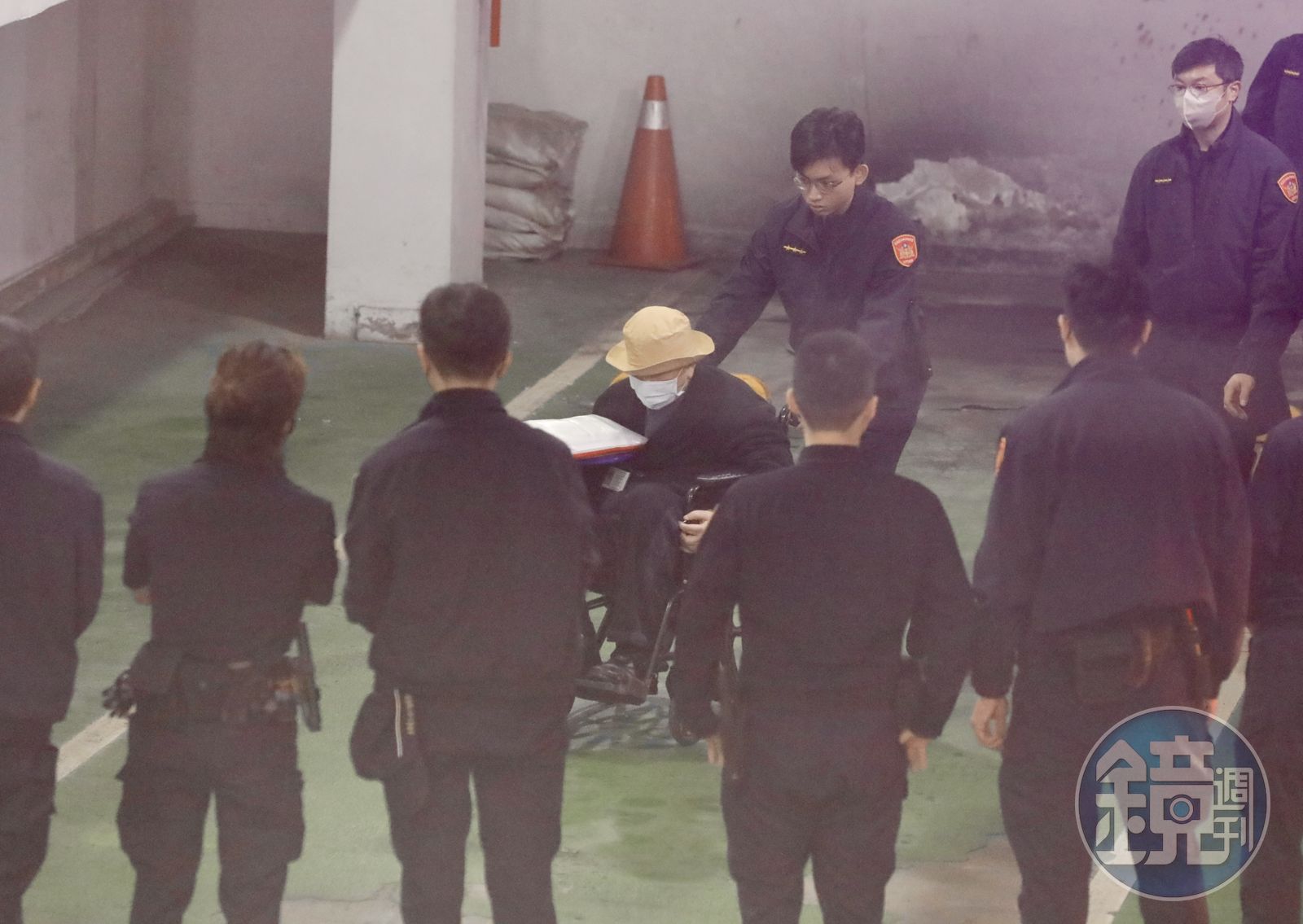 沈慶京坐輪椅現身,檢方將他起訴求刑11年,併科罰金3,300萬元。