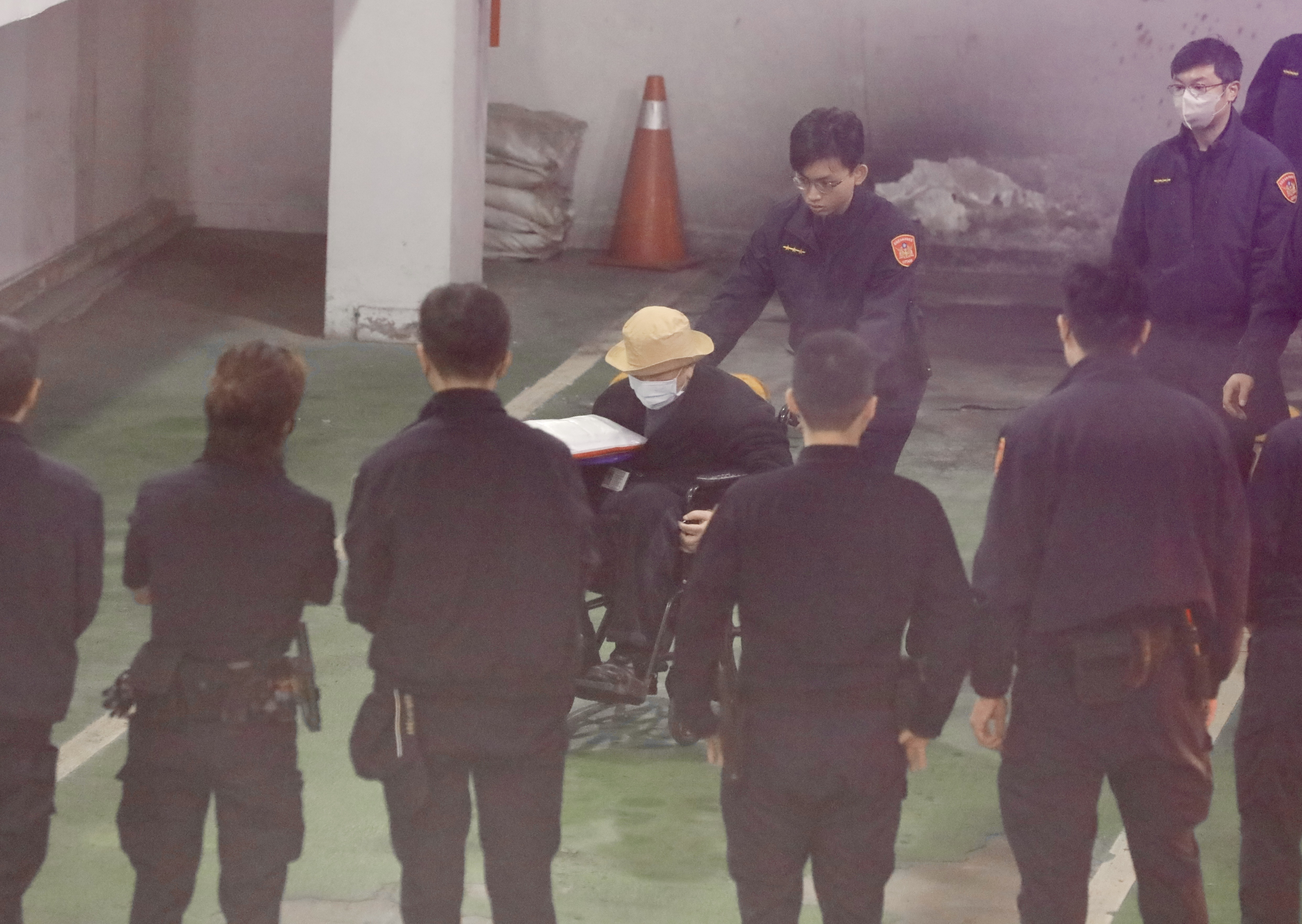 沈慶京坐輪椅現身，檢方將他起訴求刑11年，併科罰金3,300萬元。