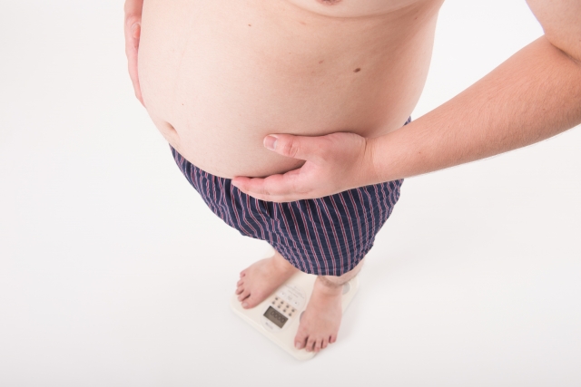 最新研究揭示中年發福的關鍵因素在於控制體內的「慢性發炎」，打破往日將發胖歸咎於吃多動少的迷思。（示意圖，pexels）